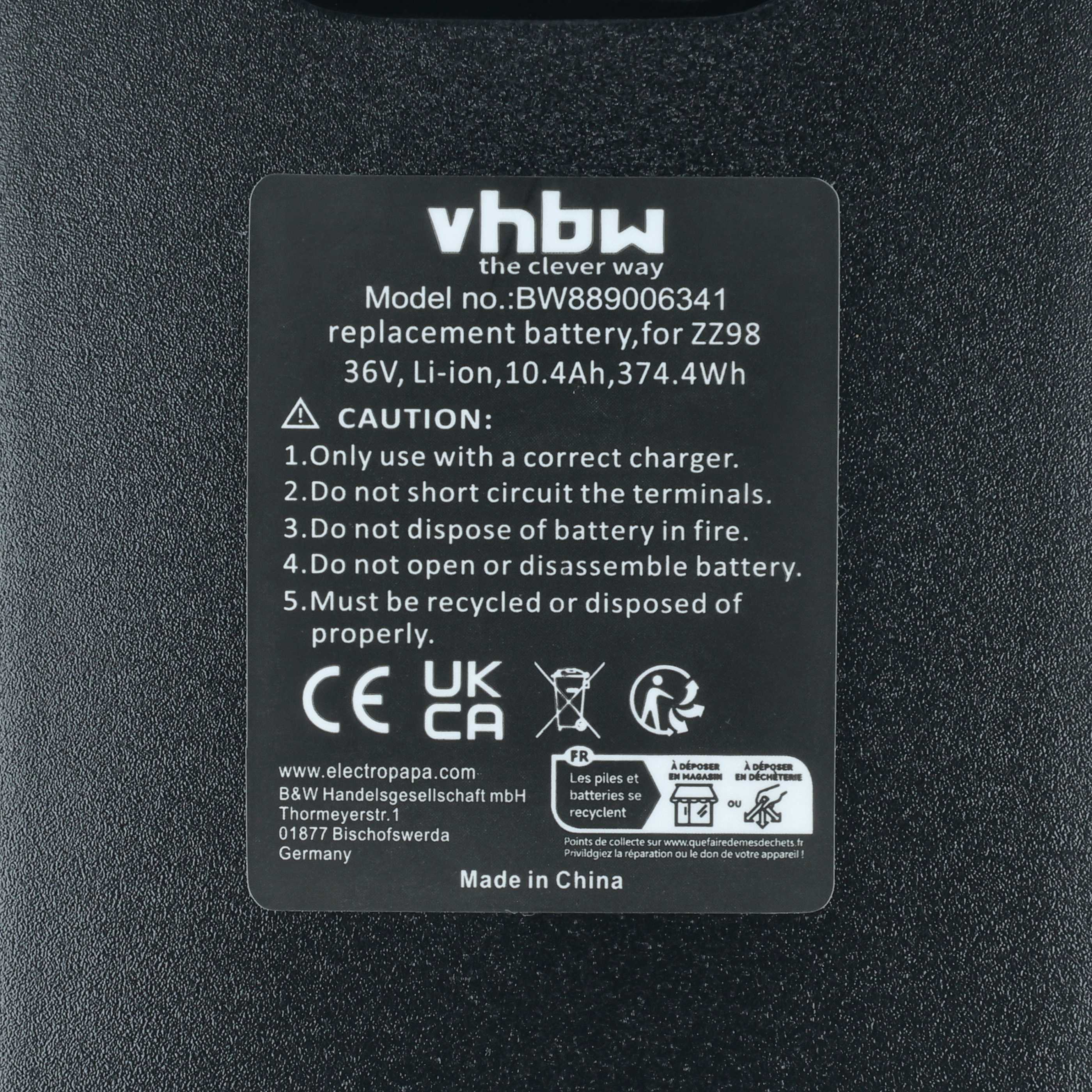 Schwarz etikett mit Herstellerinfos, Modell, Warnhinweisen und Recycling-Symbolen.
