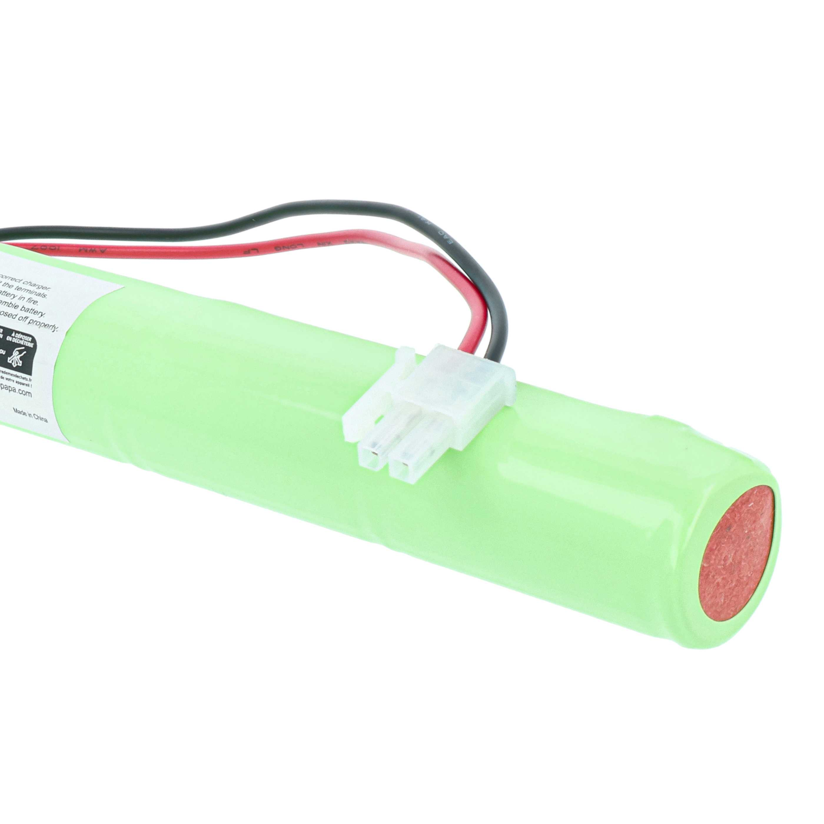 Grüne Batterie mit roten und schwarzen Kabeln und einem weißen Stecker.
