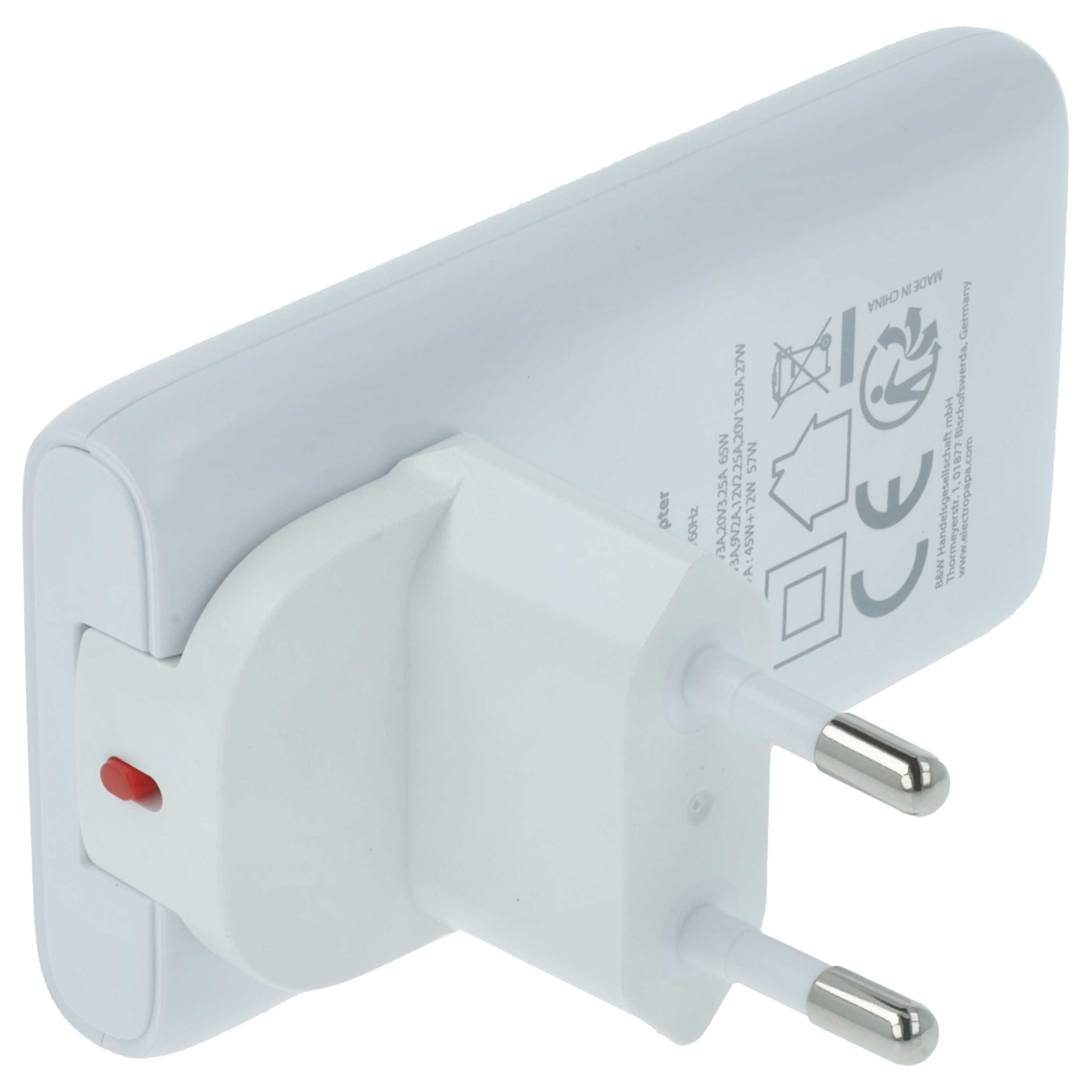 Ein weißer Netzadapter mit zwei Metallstiften und einem roten Knopf.