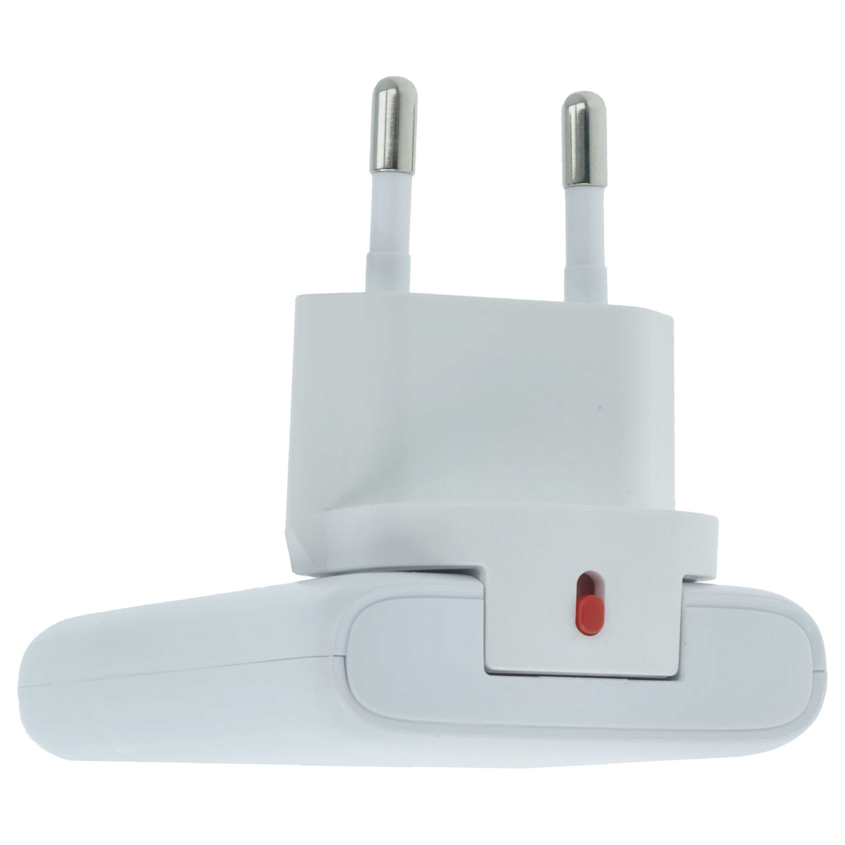 Ein weißer Netzsteckeradapter mit zwei silbernen Pins und einem roten Knopf.