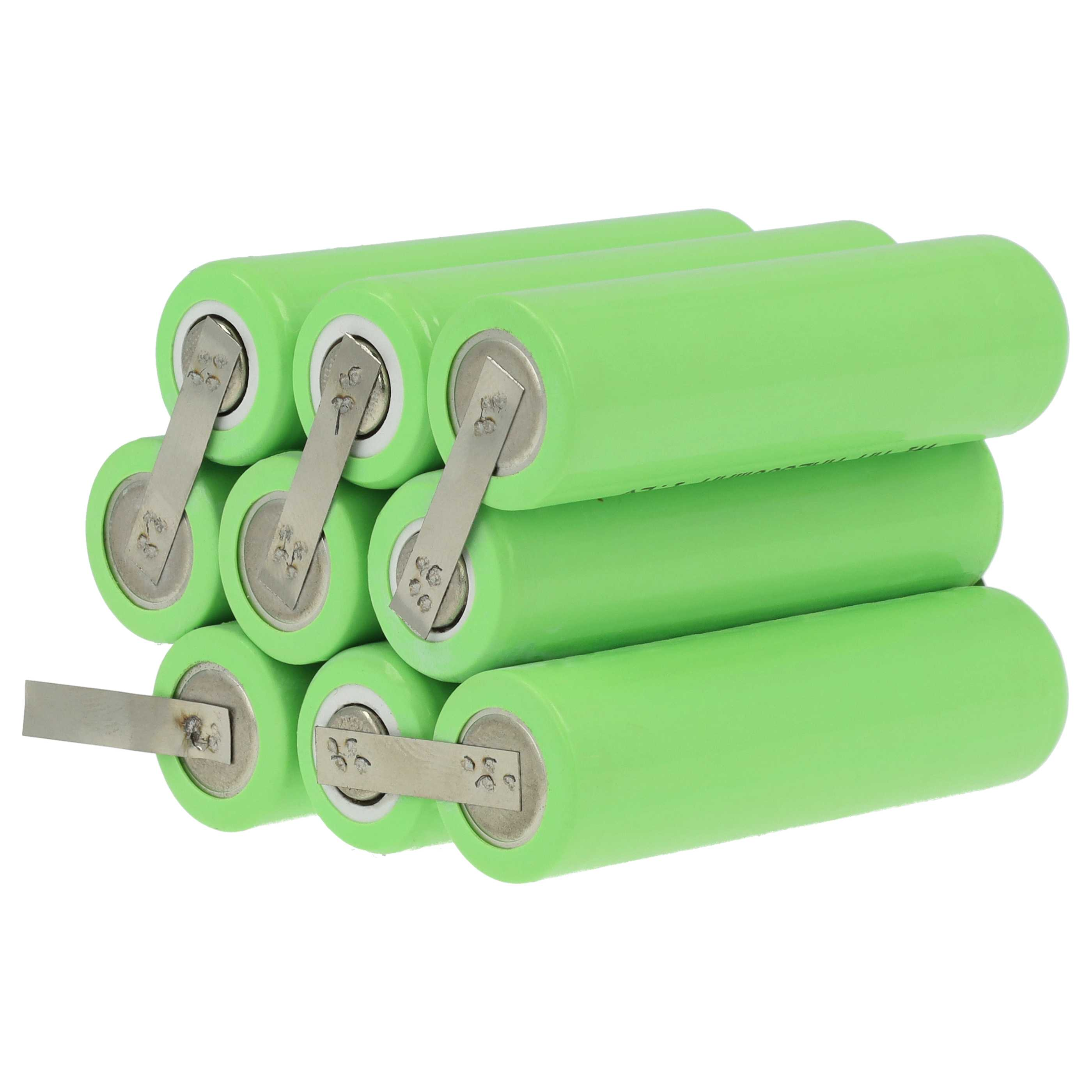 Sieben grüne Zylinderbatterien, die nebeneinander liegen, mit Metallstreifen verbunden.