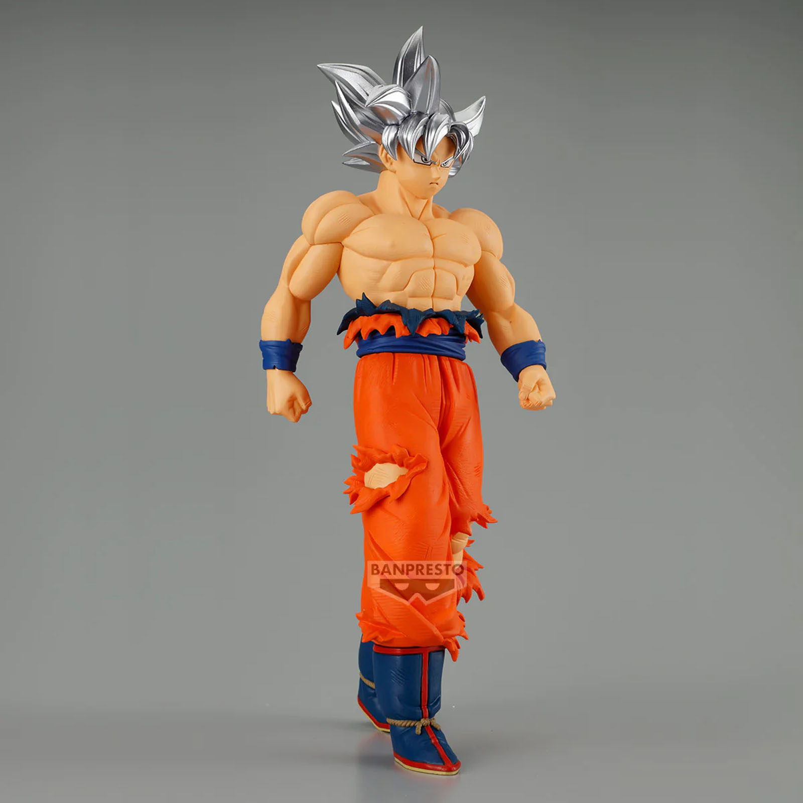 Eine Actionfigur von Goku in Ultra Instinct Form mit silbernem Haar.