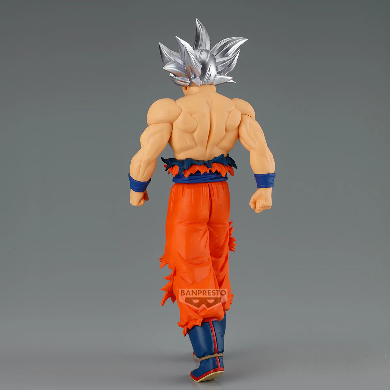 Eine Figur von Goku mit silbernen Haaren, orangefarbener Kleidung und blauen Akzenten.