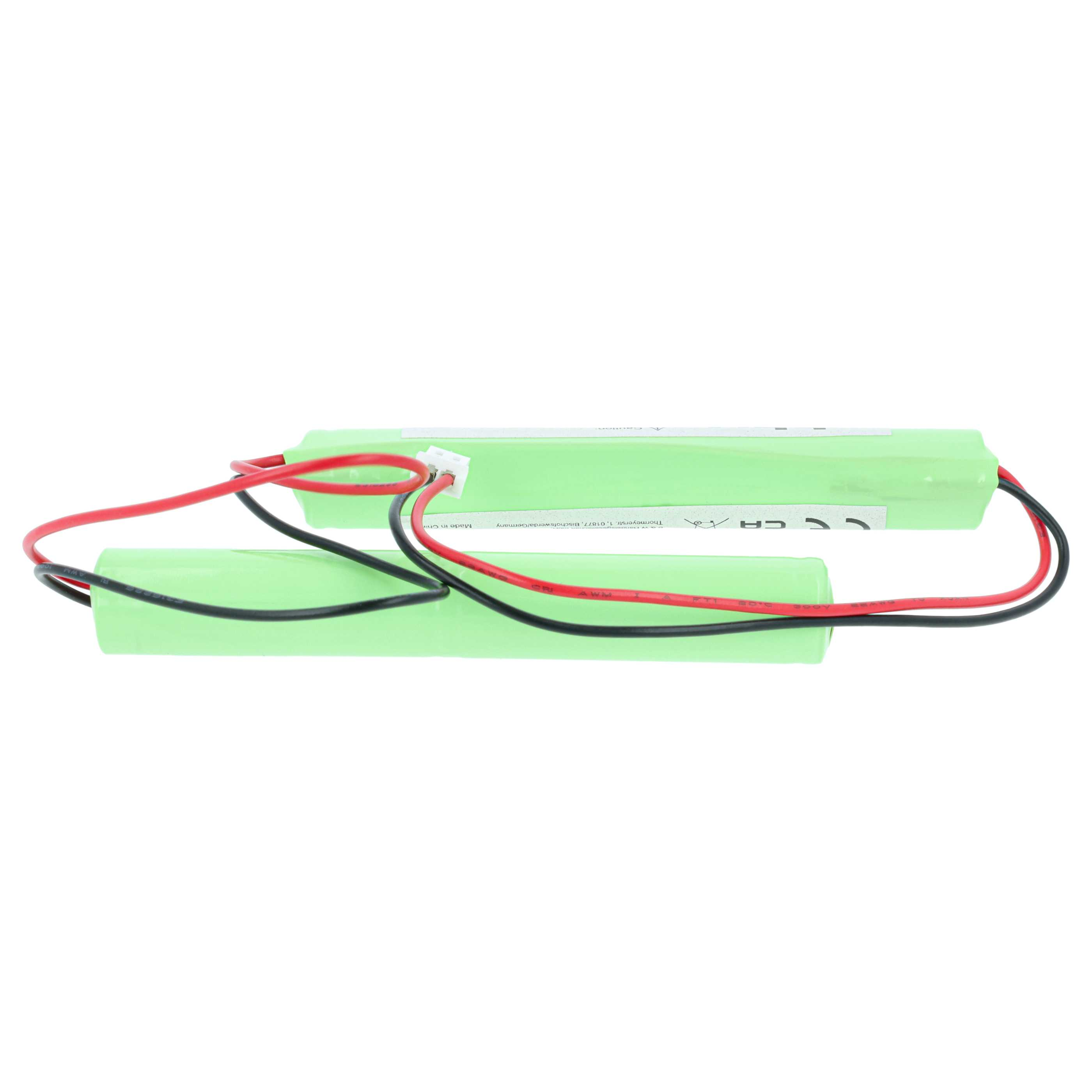 Zwei grüne Akkus mit roten und schwarzen Kabeln, verbunden mit einem weißen Stecker.
