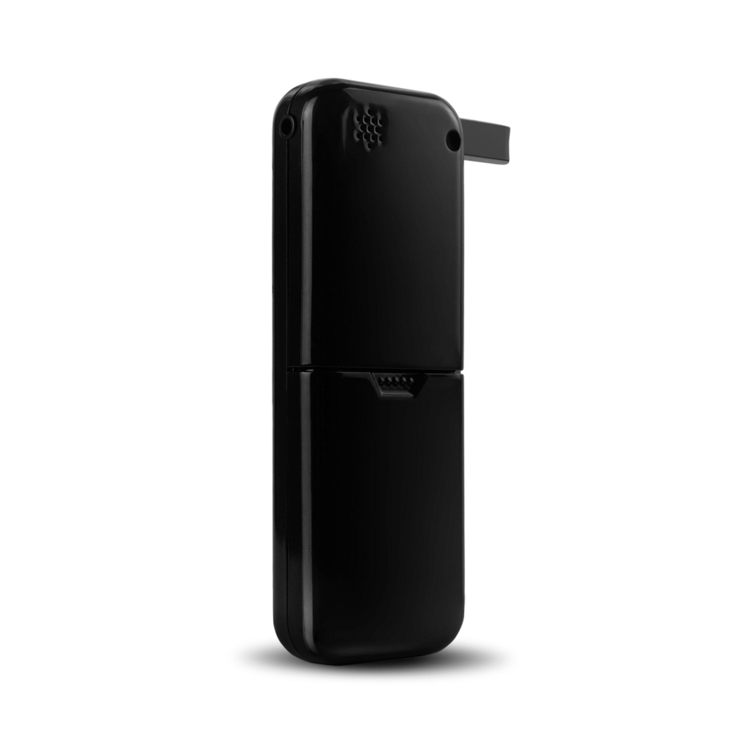 Czarny, przenośny sprzęt z ustnikiem i małą kratką głośnika.