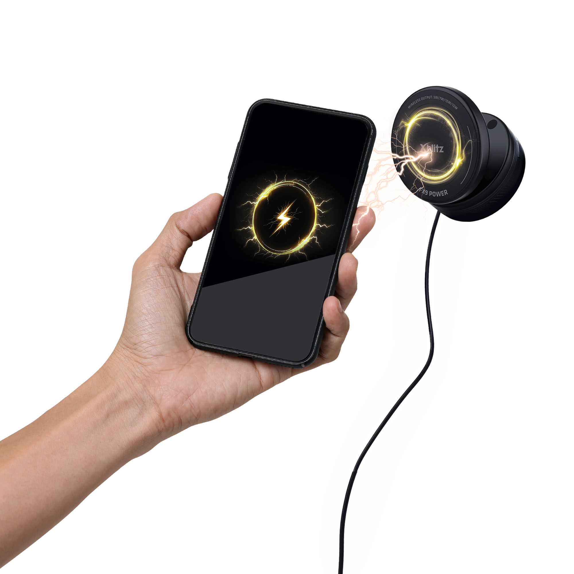 Dłoń trzyma smartfon ładowany bezprzewodowo. Podświetlono ikonę błyskawicy.