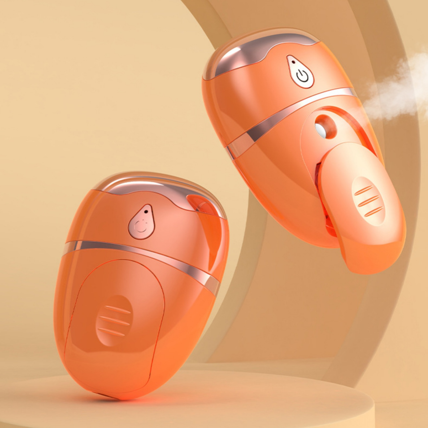 Zwei orangefarbene Nano-Sprühgeräte mit silbernen Akzenten auf einem beigefarbenen Hintergrund.