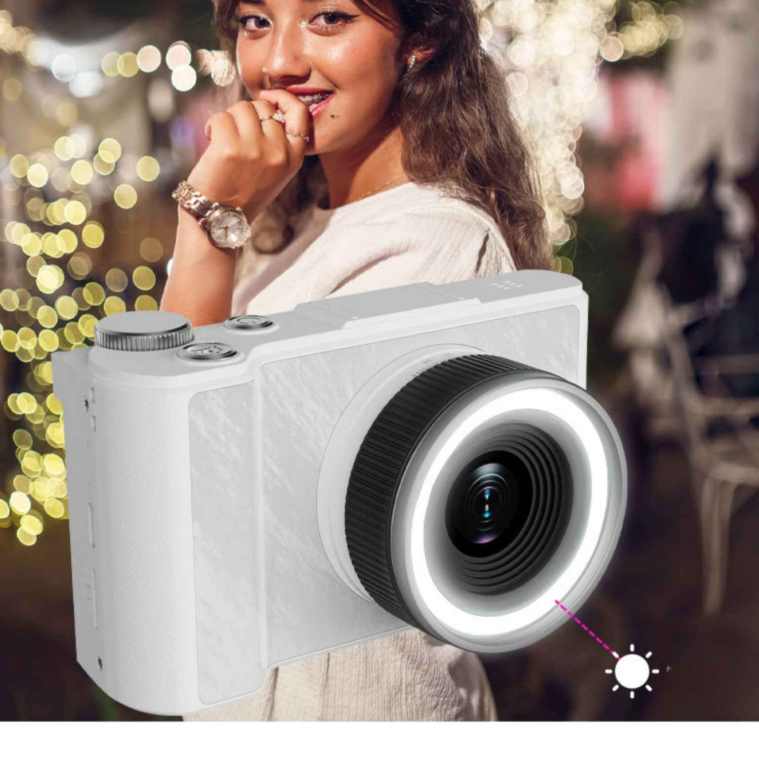 Eine Frau lchelt in die Kamera, eine weiße Kamera mit Ringlicht im Vordergrund.
