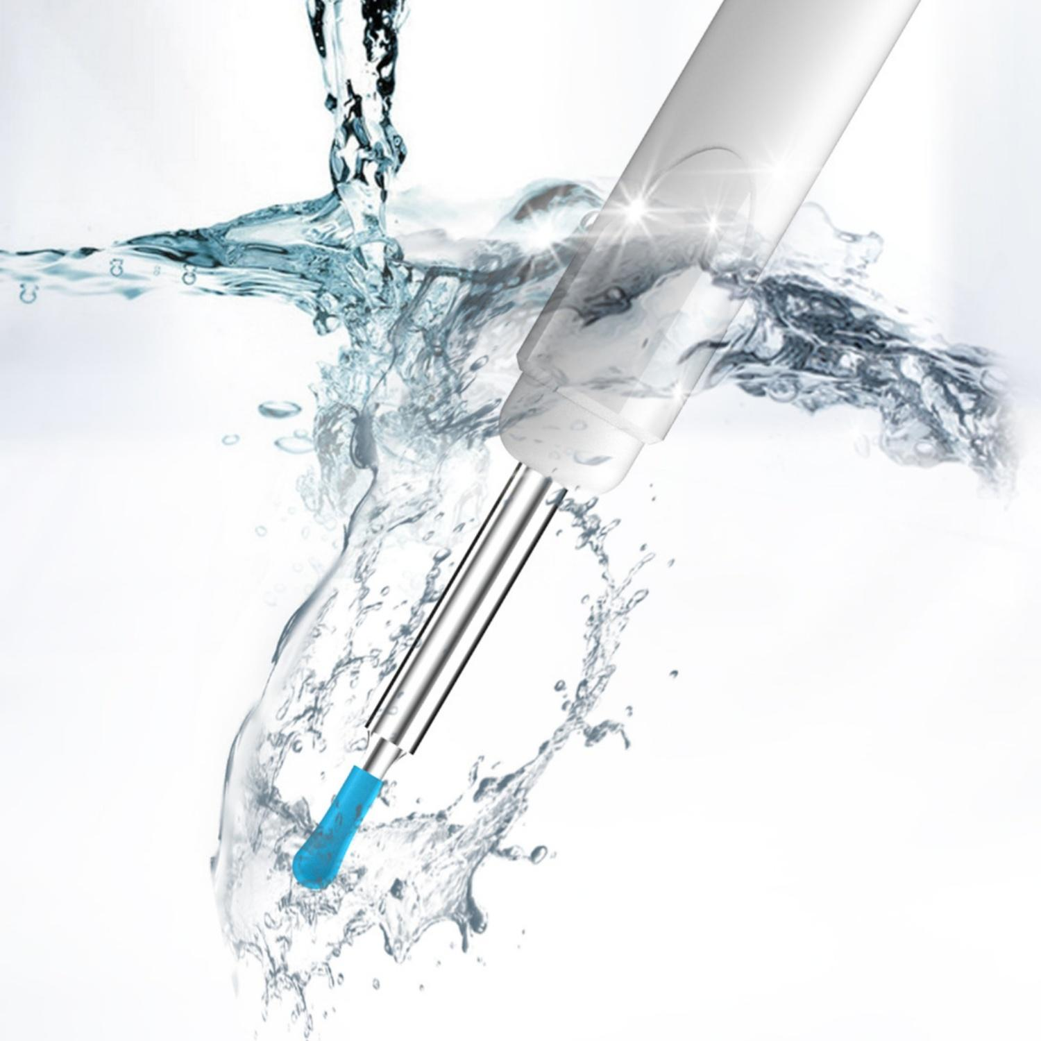 Ein blaues Objekt taucht in spritzendes Wasser mit einem weißen Gerät.