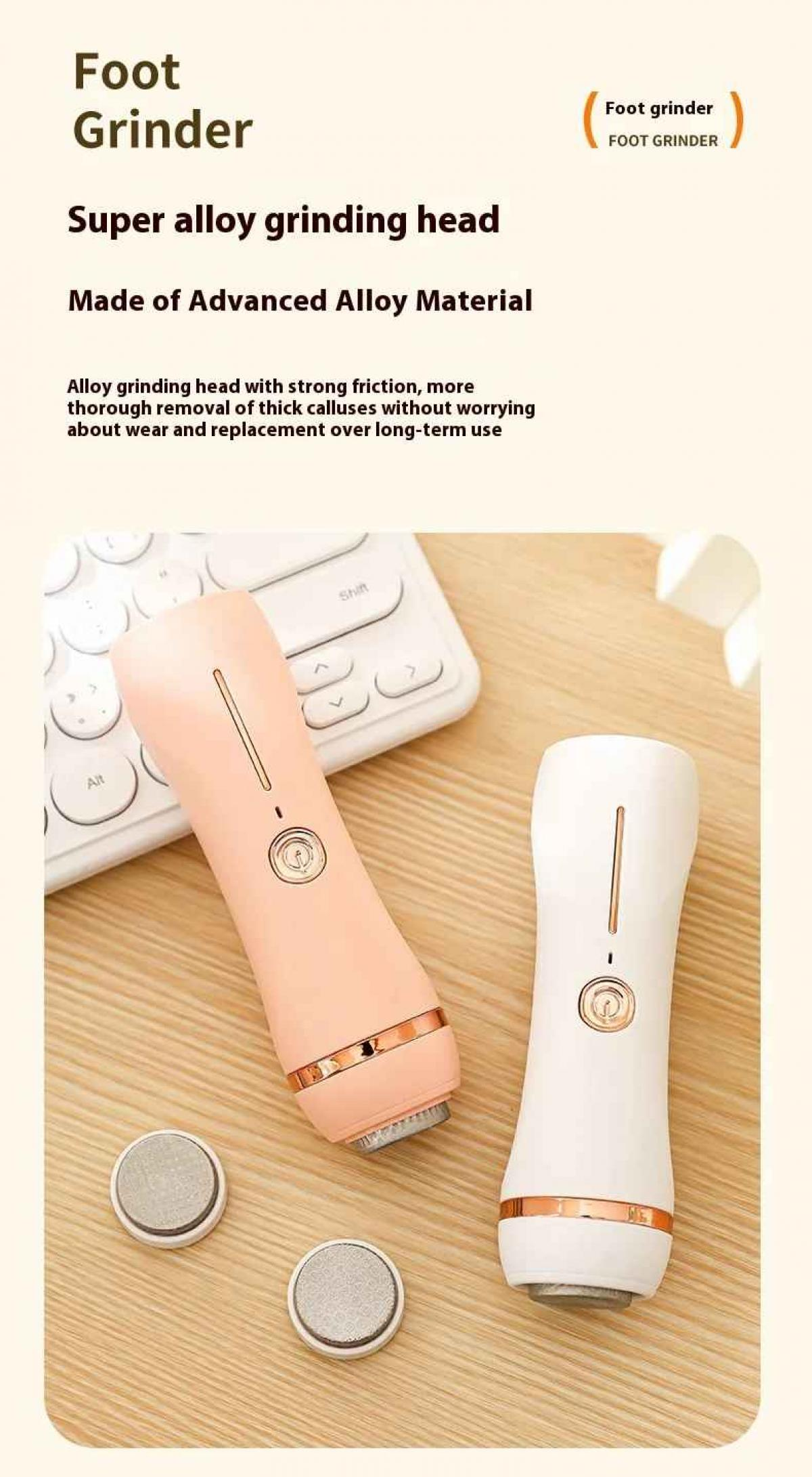 Zwei Fußschleifer, einer rosa und einer weiß, liegen auf einem Holztisch neben einer Tastatur und Ersatzköpfen.