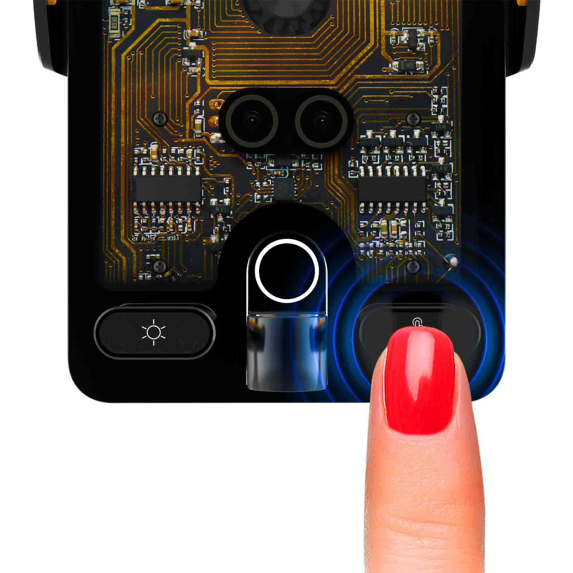 Czerwony paznokieć dotyka okrągłego przycisku na płytce drukowanej z kamerami.