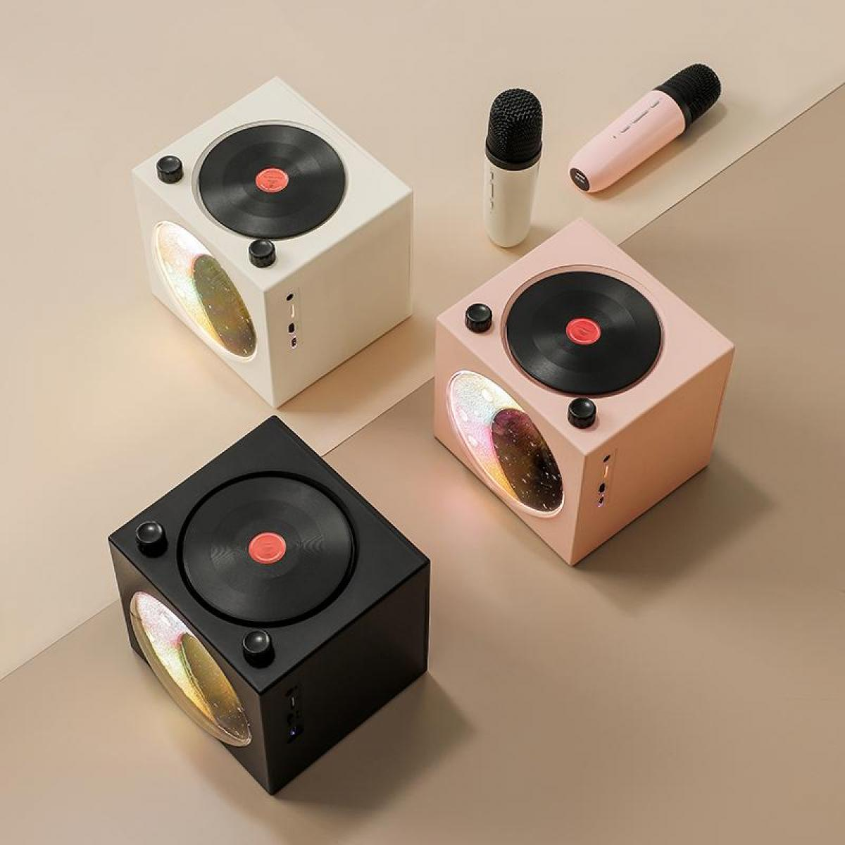 Drei Lautsprecher in Vinylform, zwei Mikrofone auf beigem Hintergrund.
