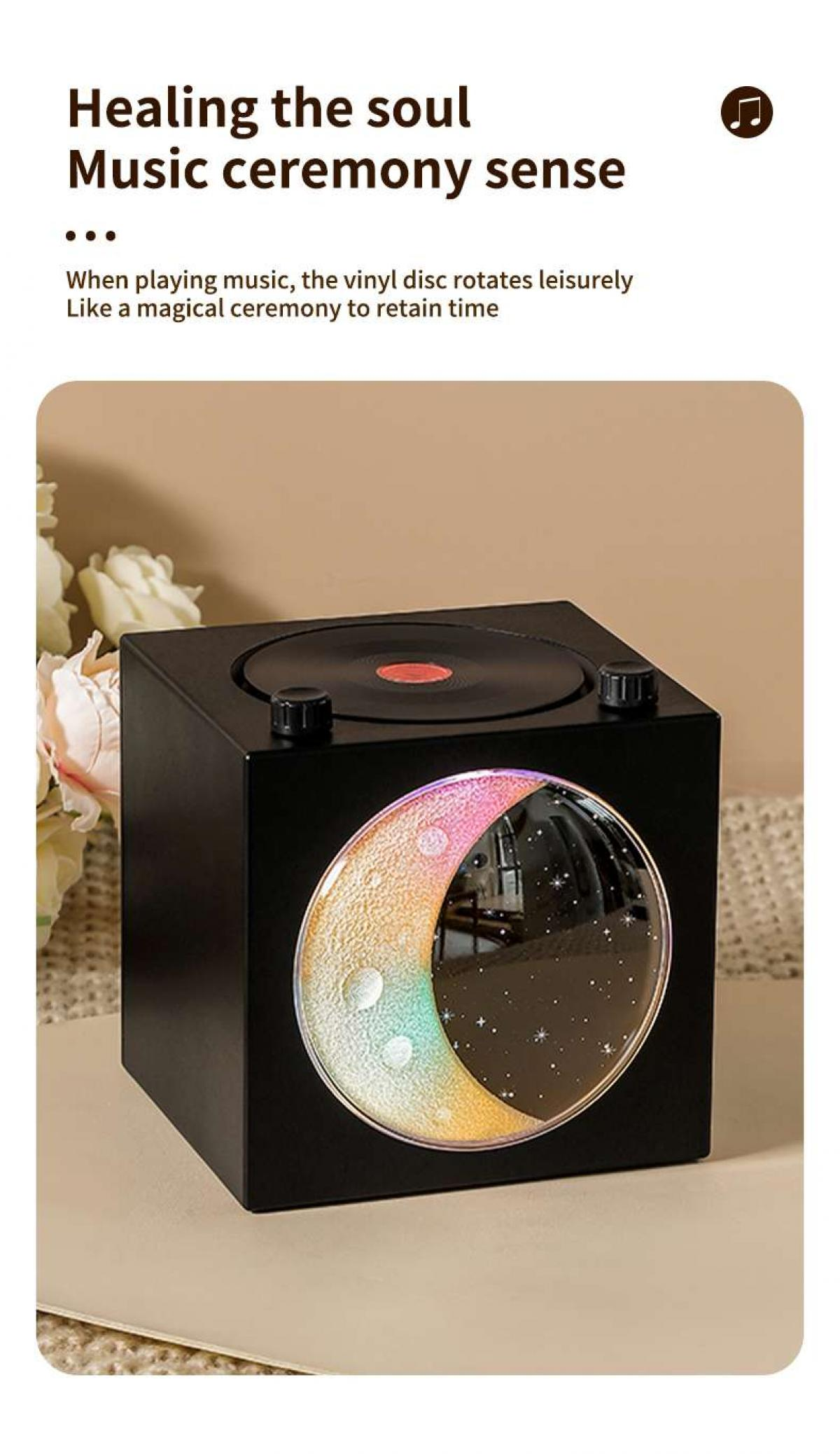 Schwarzer Plattenspieler mit Mondlicht und Sternen. Spielt Vinyl.