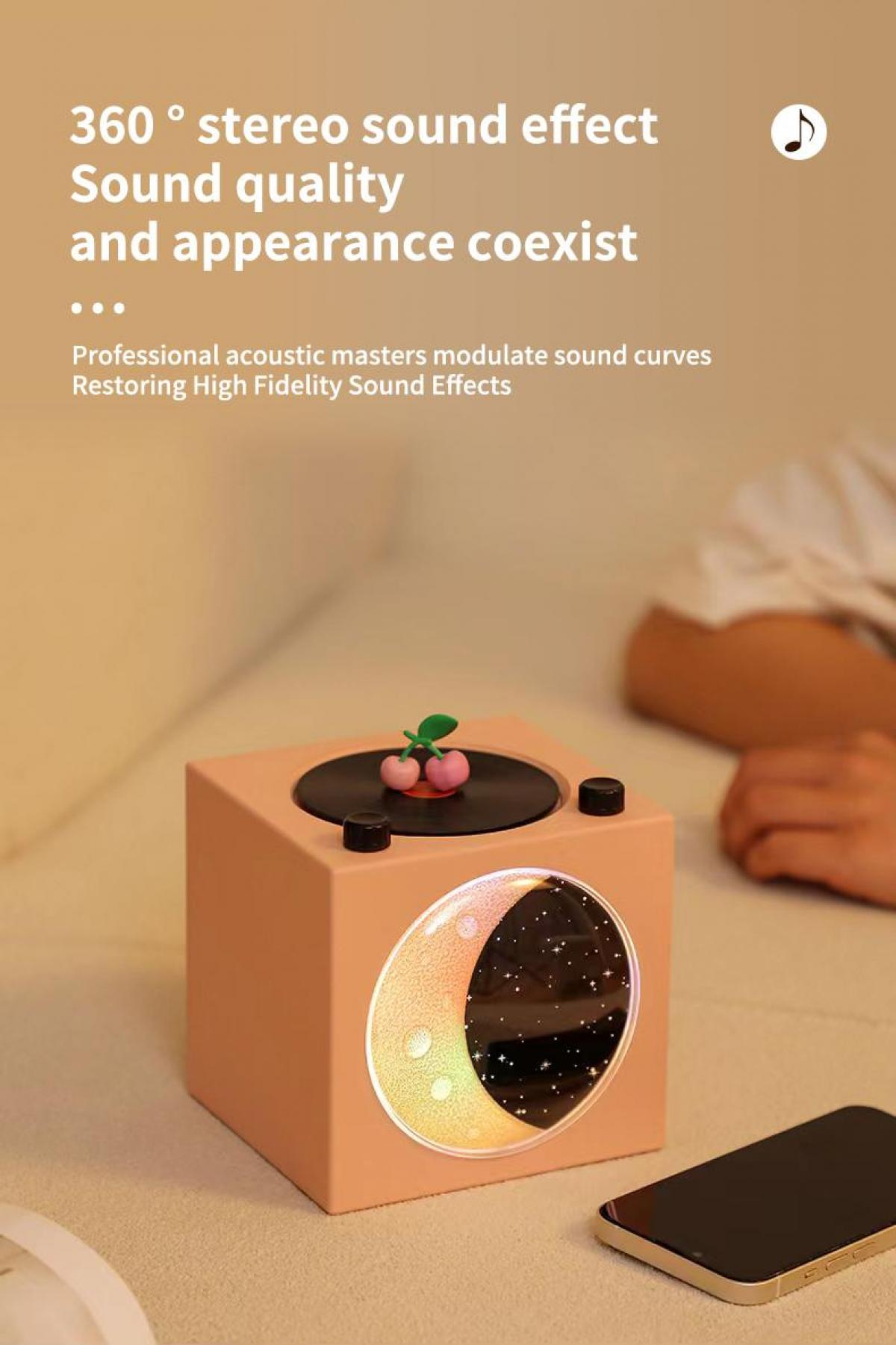Ein peachfarbener Lautsprecher mit Mondlicht-Display und Kirsch-Akzenten.