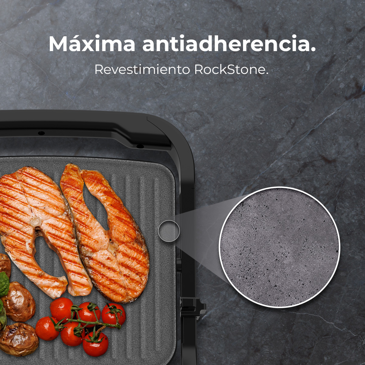 Due tranci di salmone grigliato su piastra con pomodorini ed erbe aromatiche.