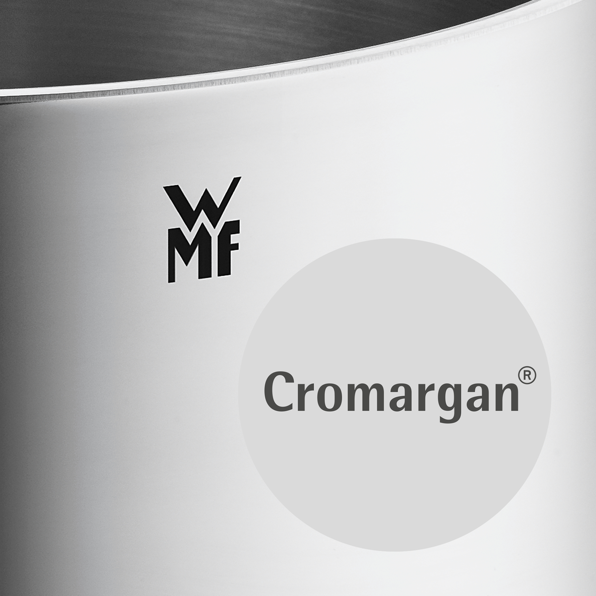 WMF Logo und Cromargan Schriftzug auf metallischem Hintergrund.