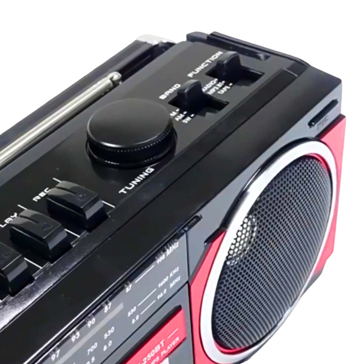 Ein tragbares Radio mit roter Umrandung, schwarzen Tasten und einem silbernen Antennenstab.