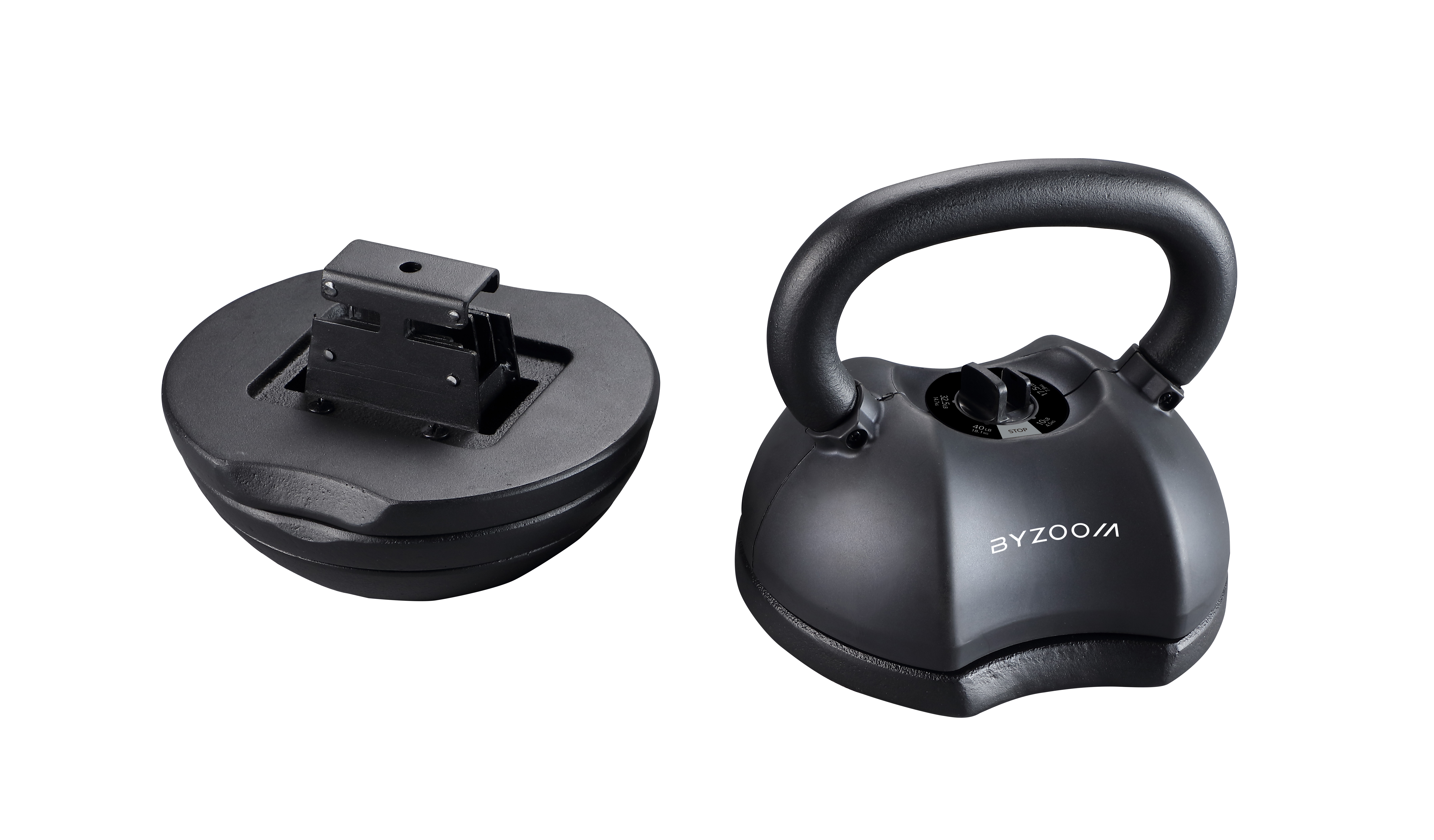 Un poids kettlebell noir et une pile de poids de base, fond blanc.