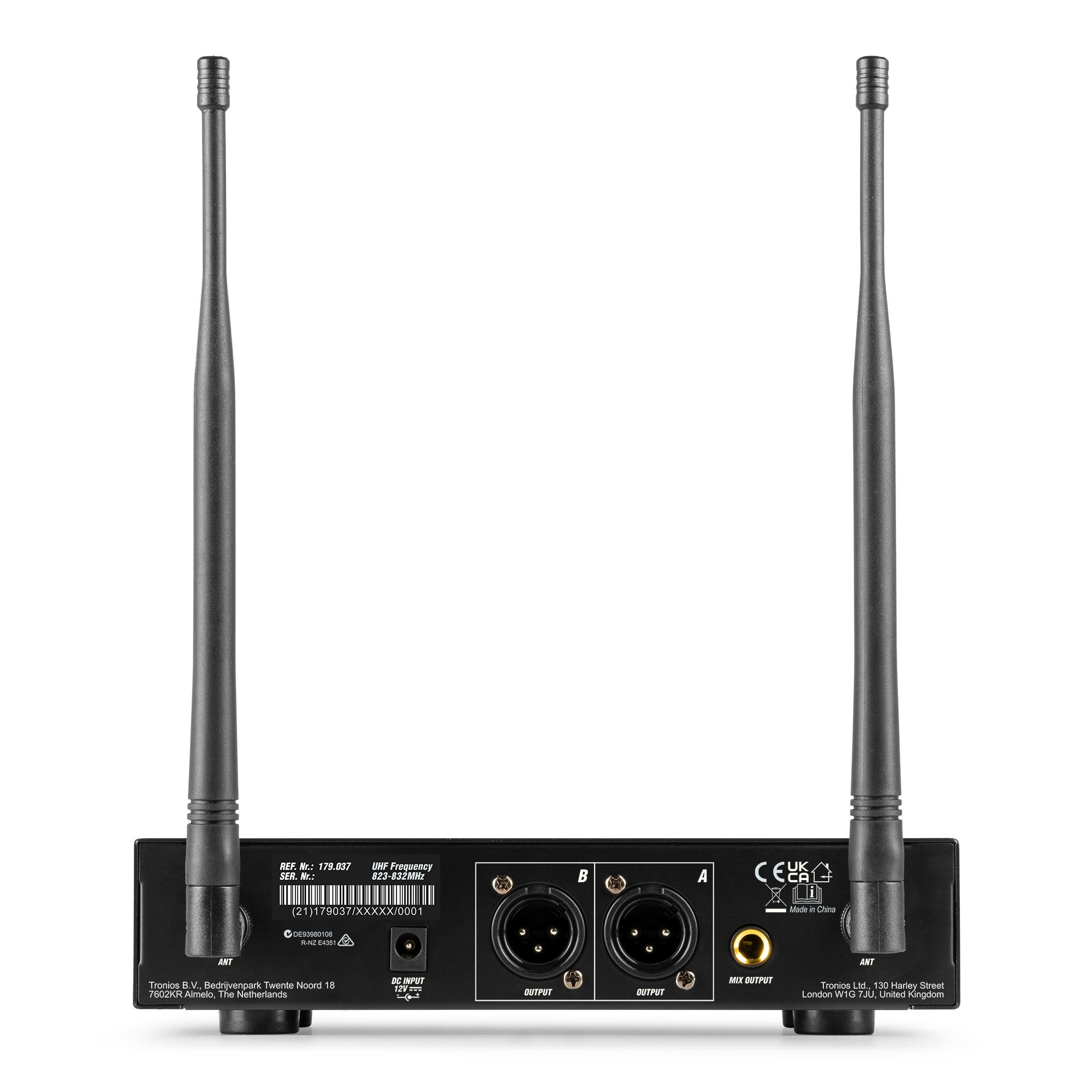 Achterkant van zwarte draadloze ontvanger met twee antennes en poorten.