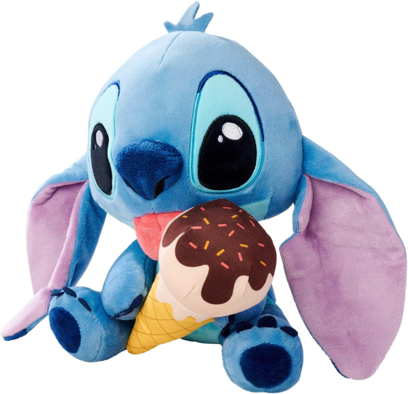 Un peluche azul de Stitch sosteniendo un cono de helado con cobertura de chocolate.