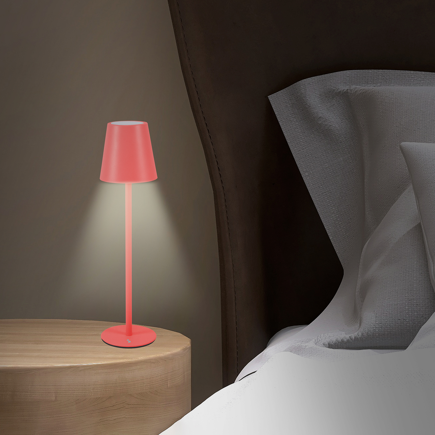 Una lampada rossa illumina un comodino accanto a un letto.