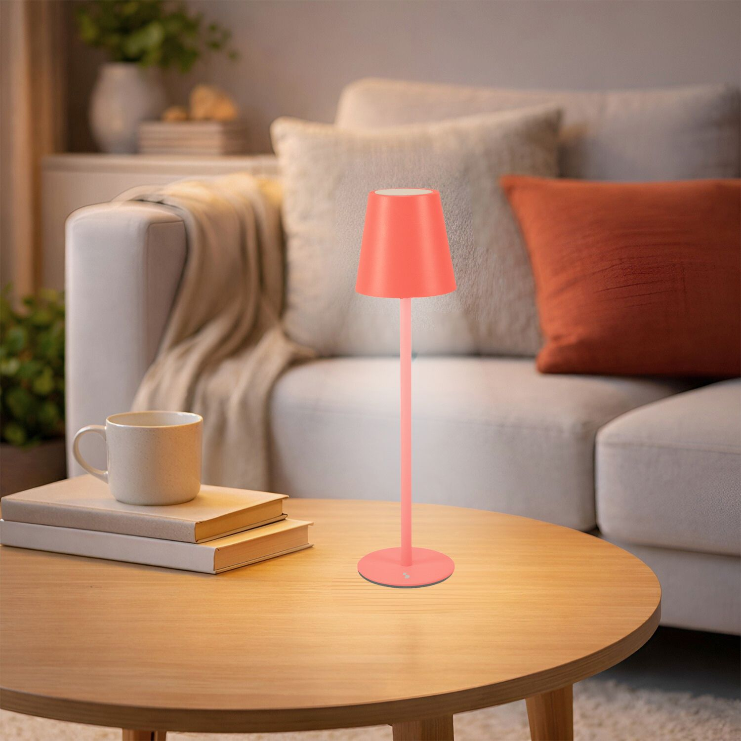 Una lampada corallo su un tavolo di legno davanti a un divano.