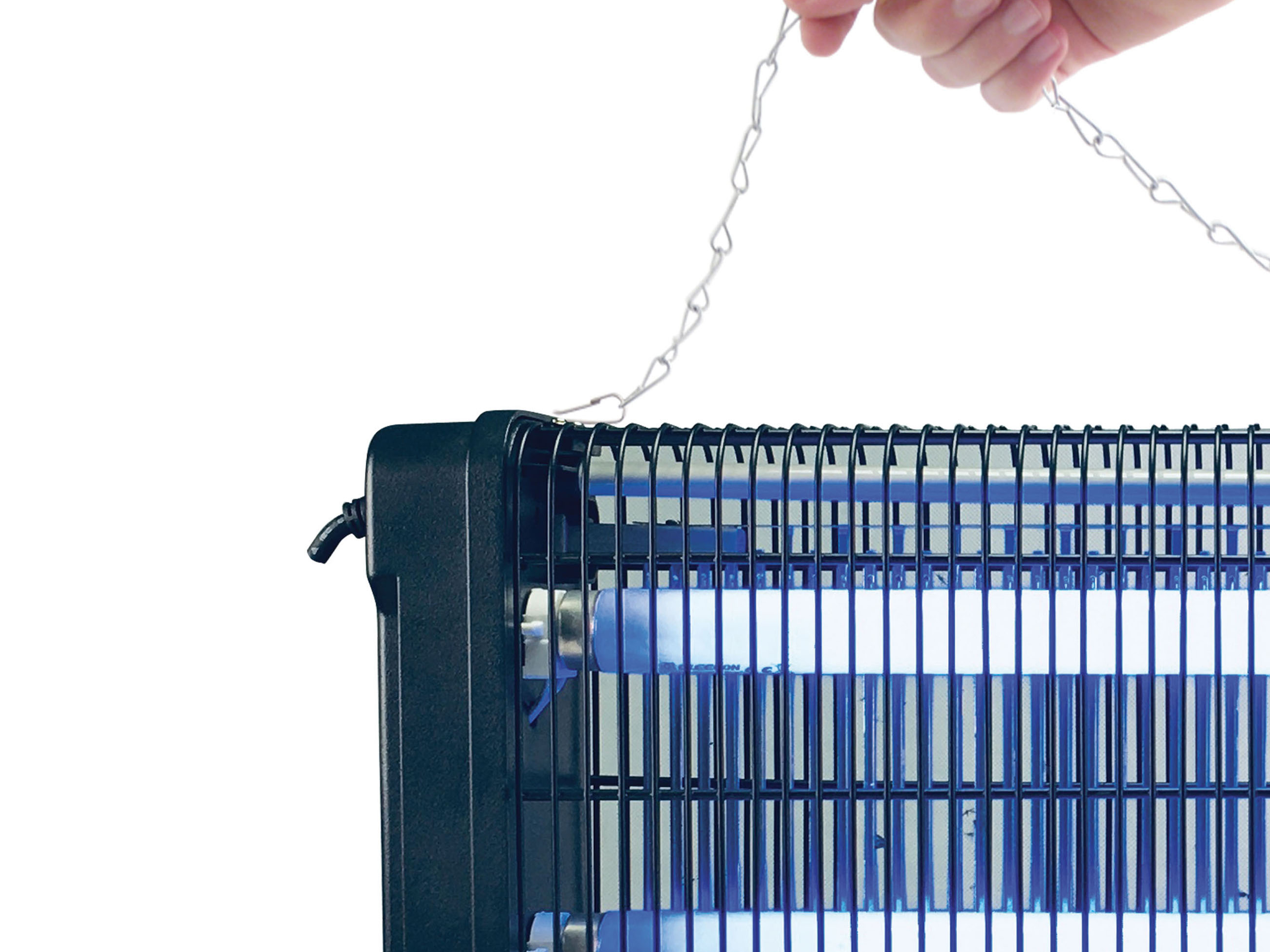 Una mano tiene una catena d'argento attaccata a uno zapper per insetti nero con luci blu.