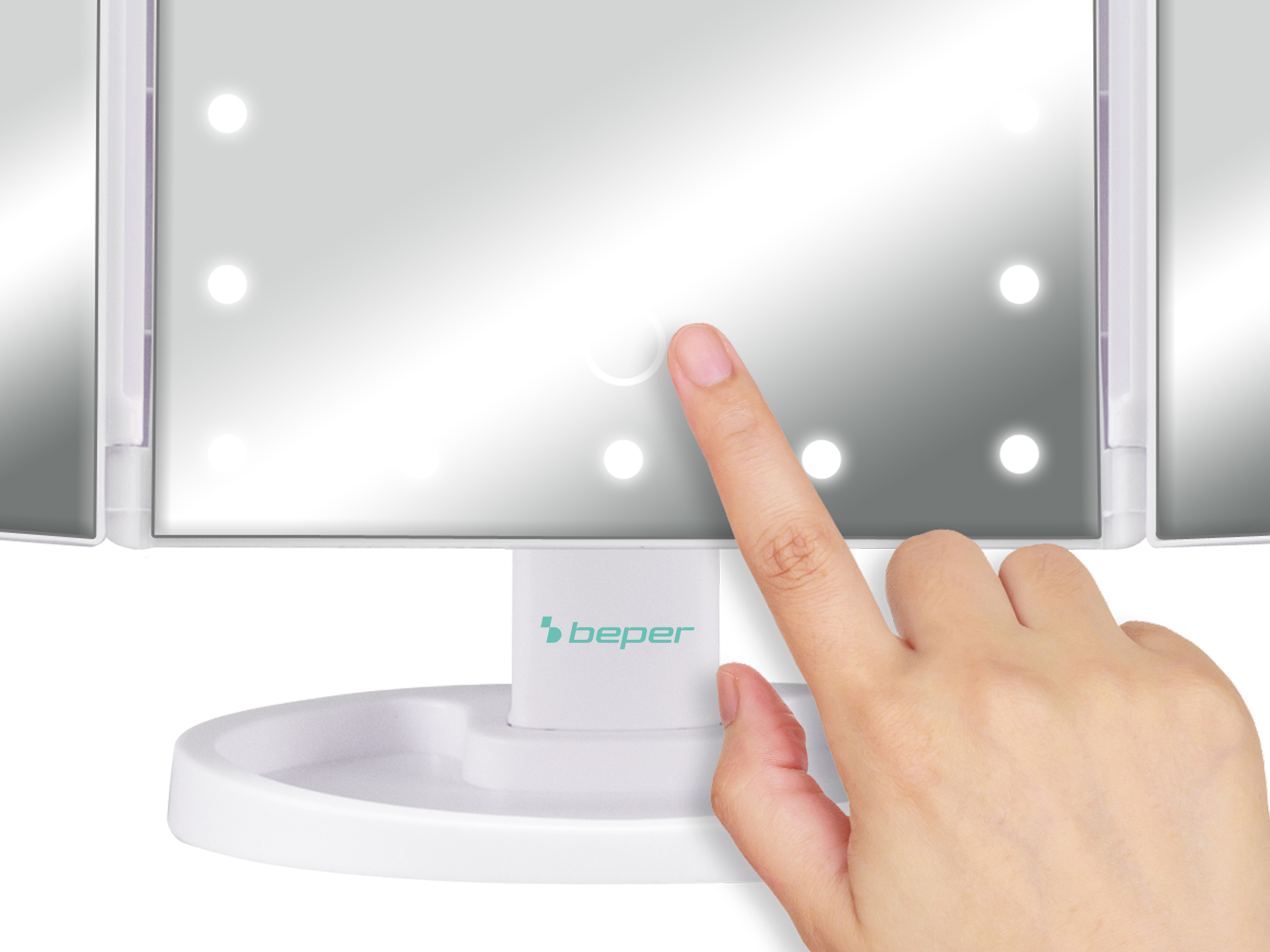 Uno specchio per il trucco a tre ante con luci a LED viene toccato da un dito.