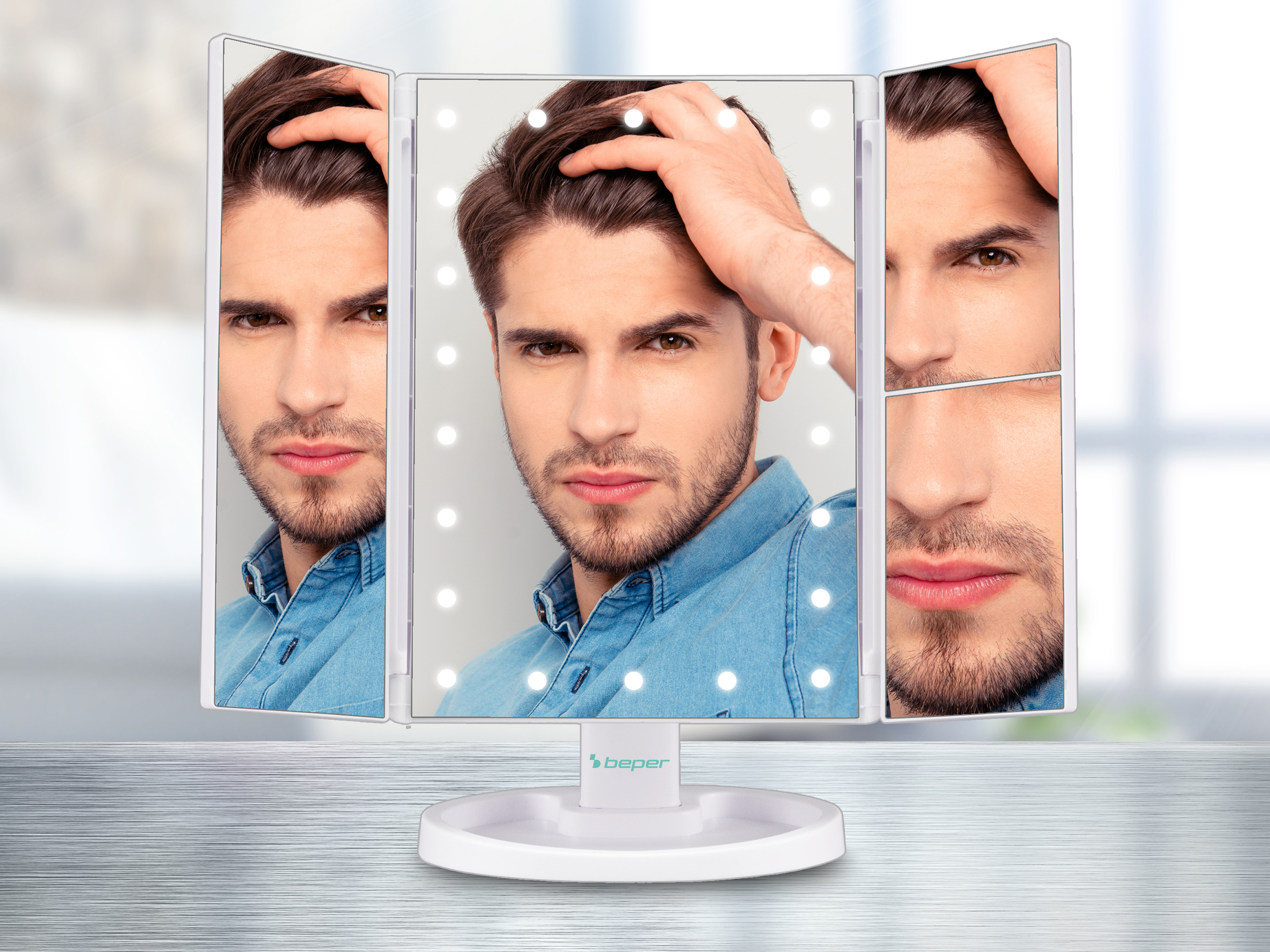 Uomo con capelli castani guarda un trittico di specchio per trucco illuminato.
