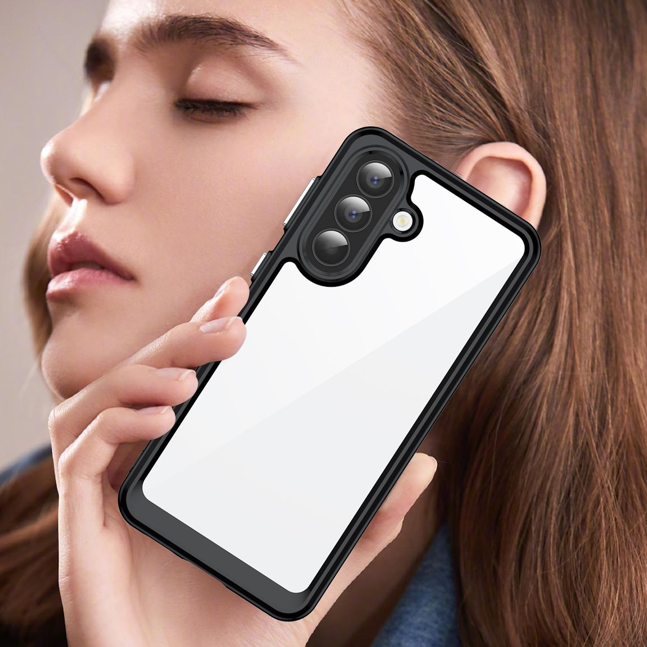 Eine Frau hält ein Smartphone mit schwarzem Gehäuse und drei Kameras.