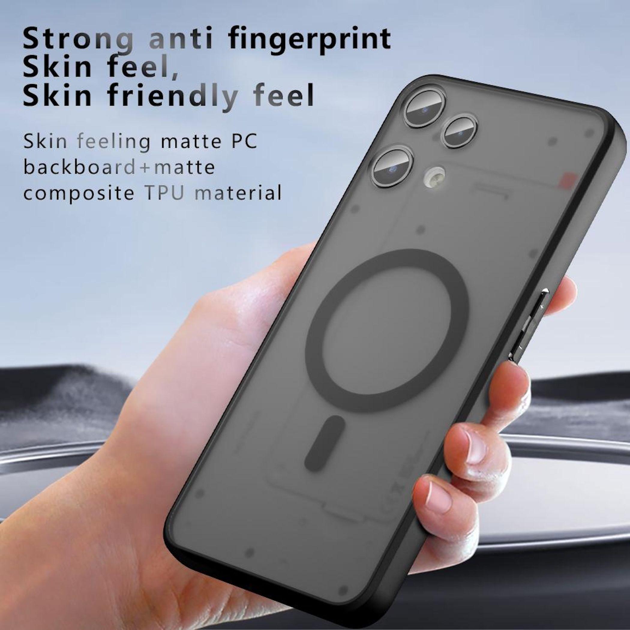 Eine Hand hält ein dunkles, transparentes Handyhülle mit Magnetring.