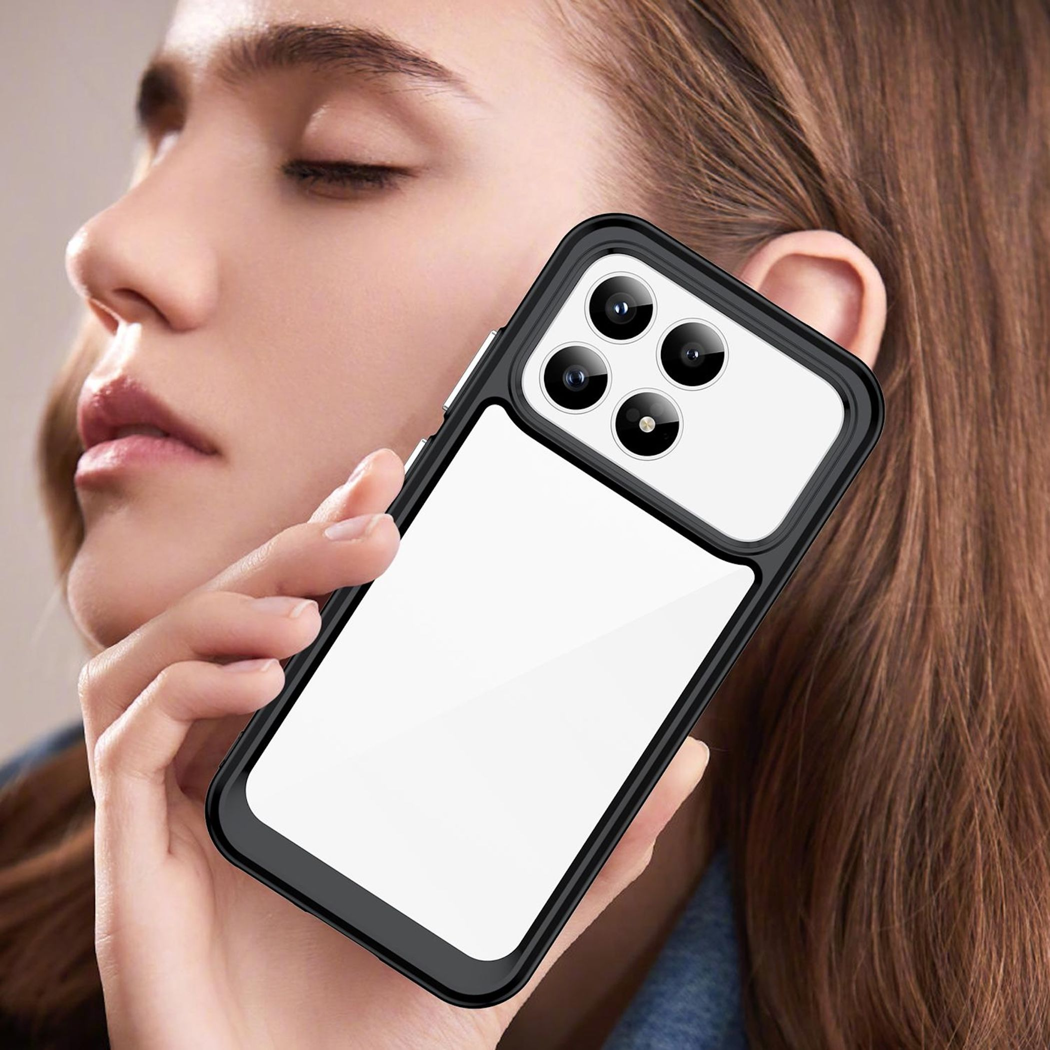 Eine Frau hält ein Smartphone mit schwarzem Rahmen und vier Kameras.