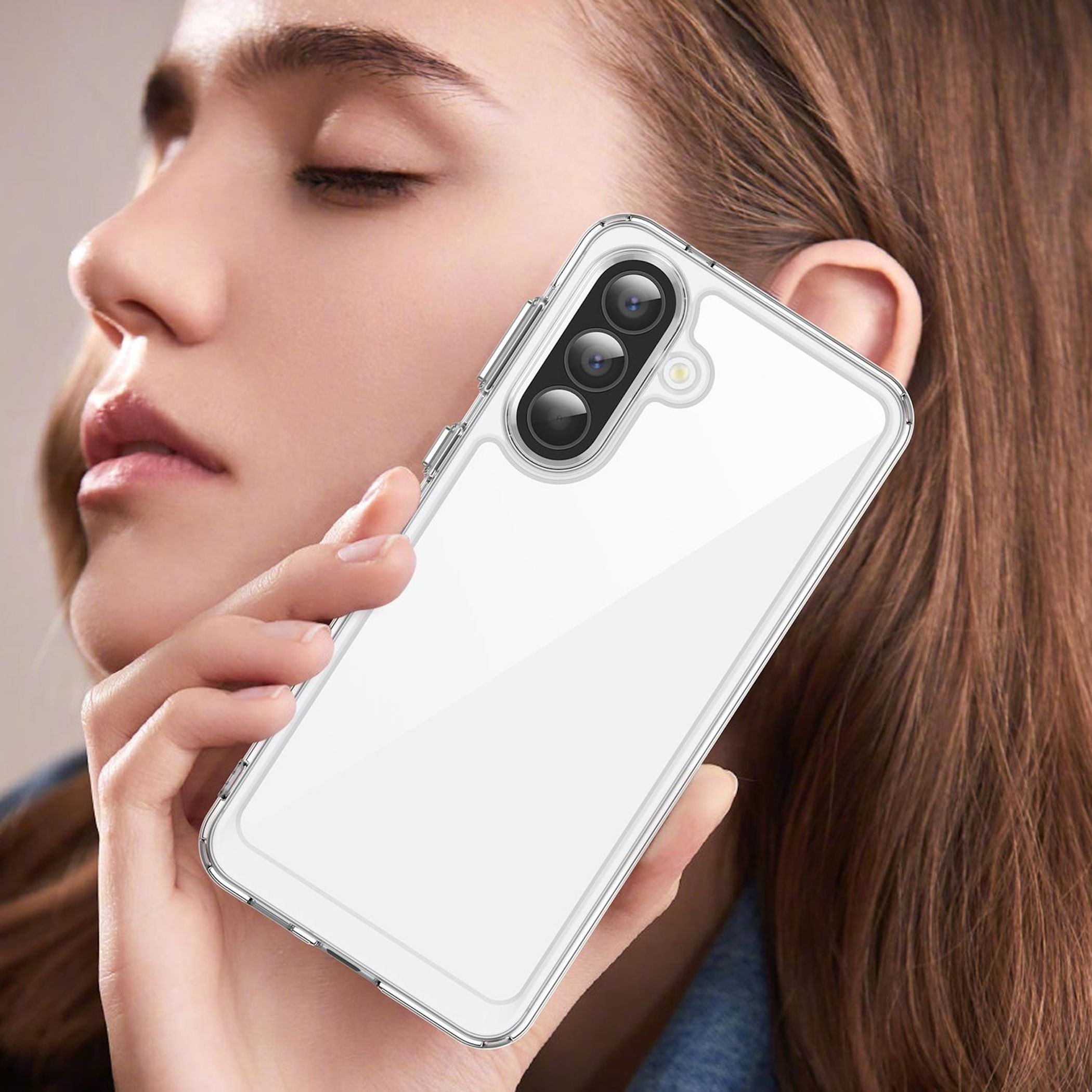 Frau hält ein transparentes Handy mit drei Kameras.