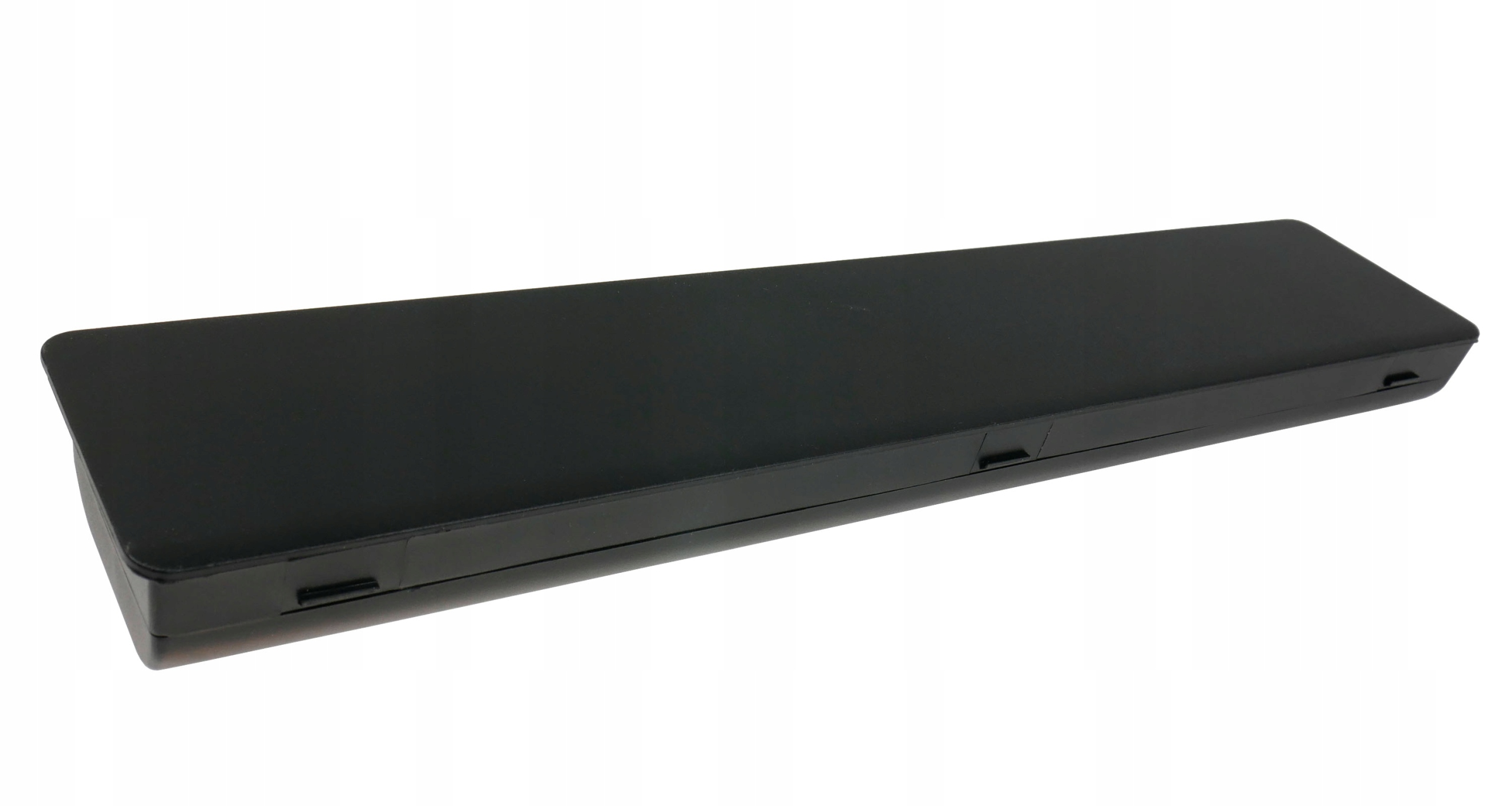 Eleganckie, czarne, prostokątne twarde etui ułożone jest pod kątem na białym tle, z subtelnymi zatrzaskami po bokach.