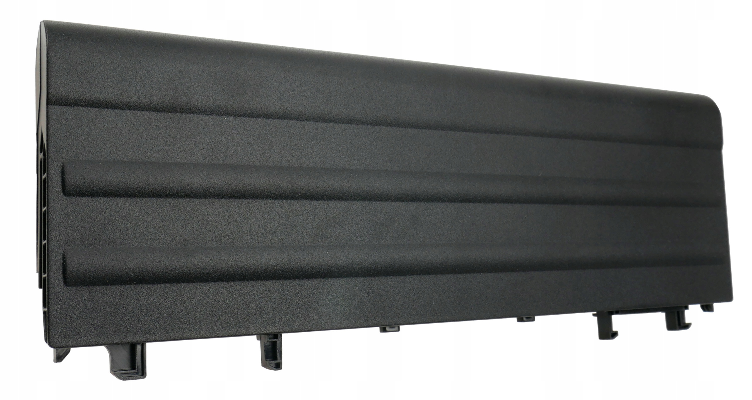 Czarna plastikowa część z poziomymi żebrami i zaczepami montażowymi.