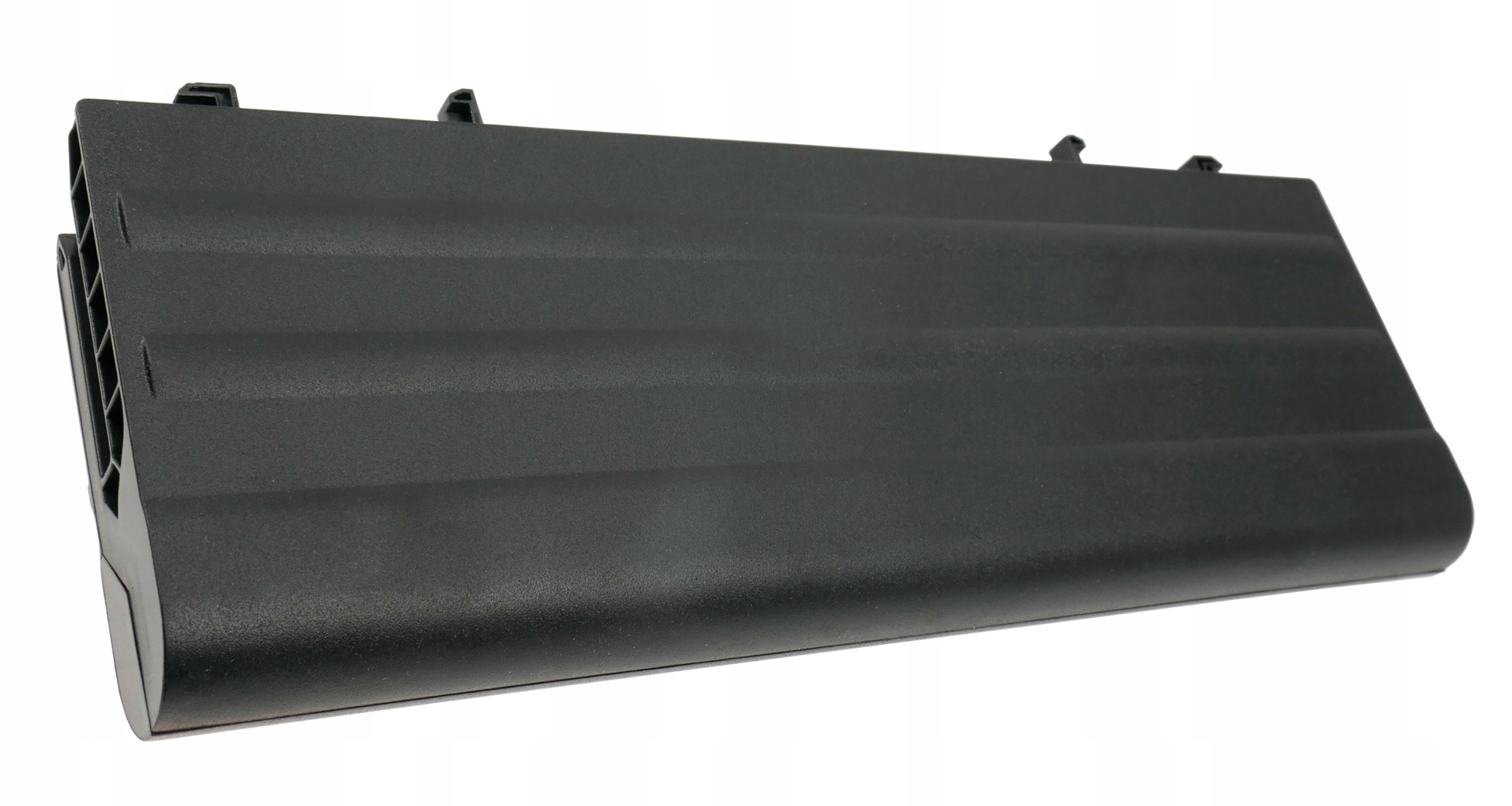 Czarna bateria do laptopa z prążkowaną powierzchnią, na białym tle.