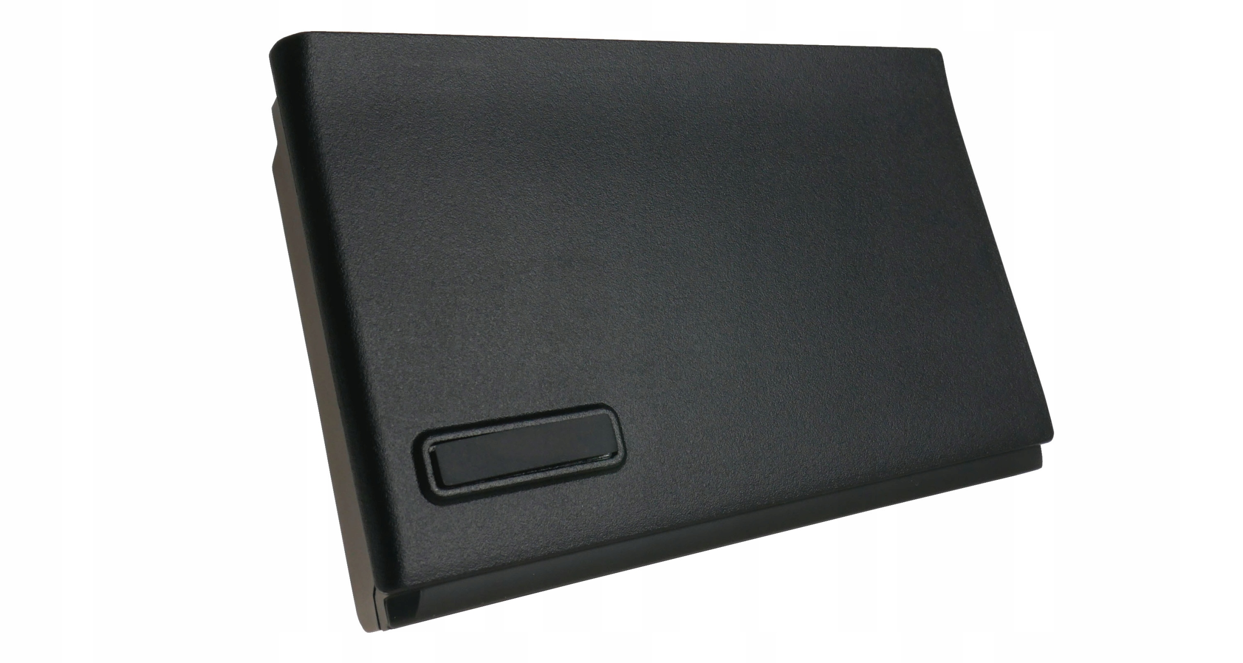 Czarny, prostokątny przedmiot z małym ciemnym przyciskiem z przodu.