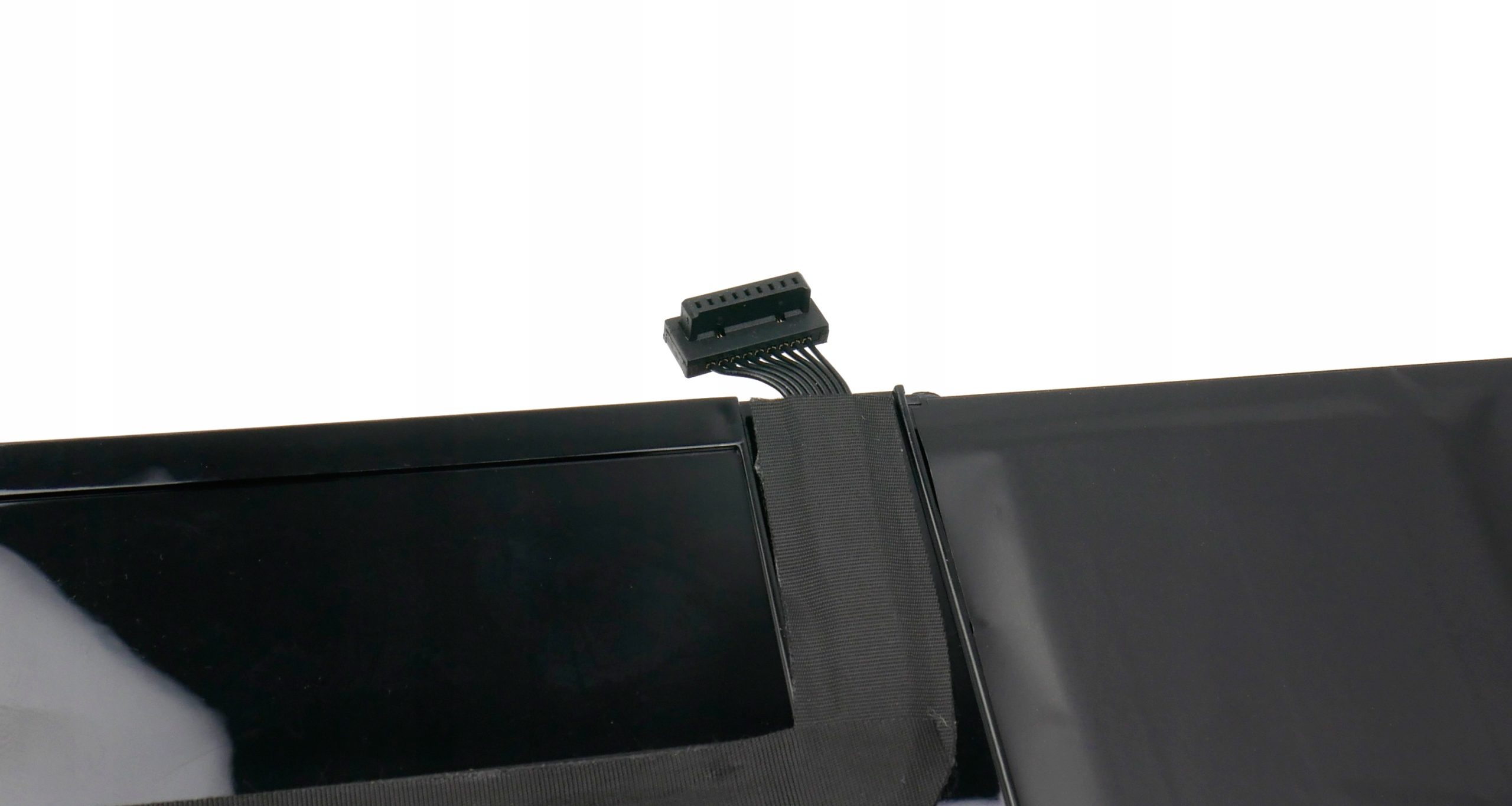 Czarna bateria do laptopa z czarnym złączem i przewodami na białym tle.