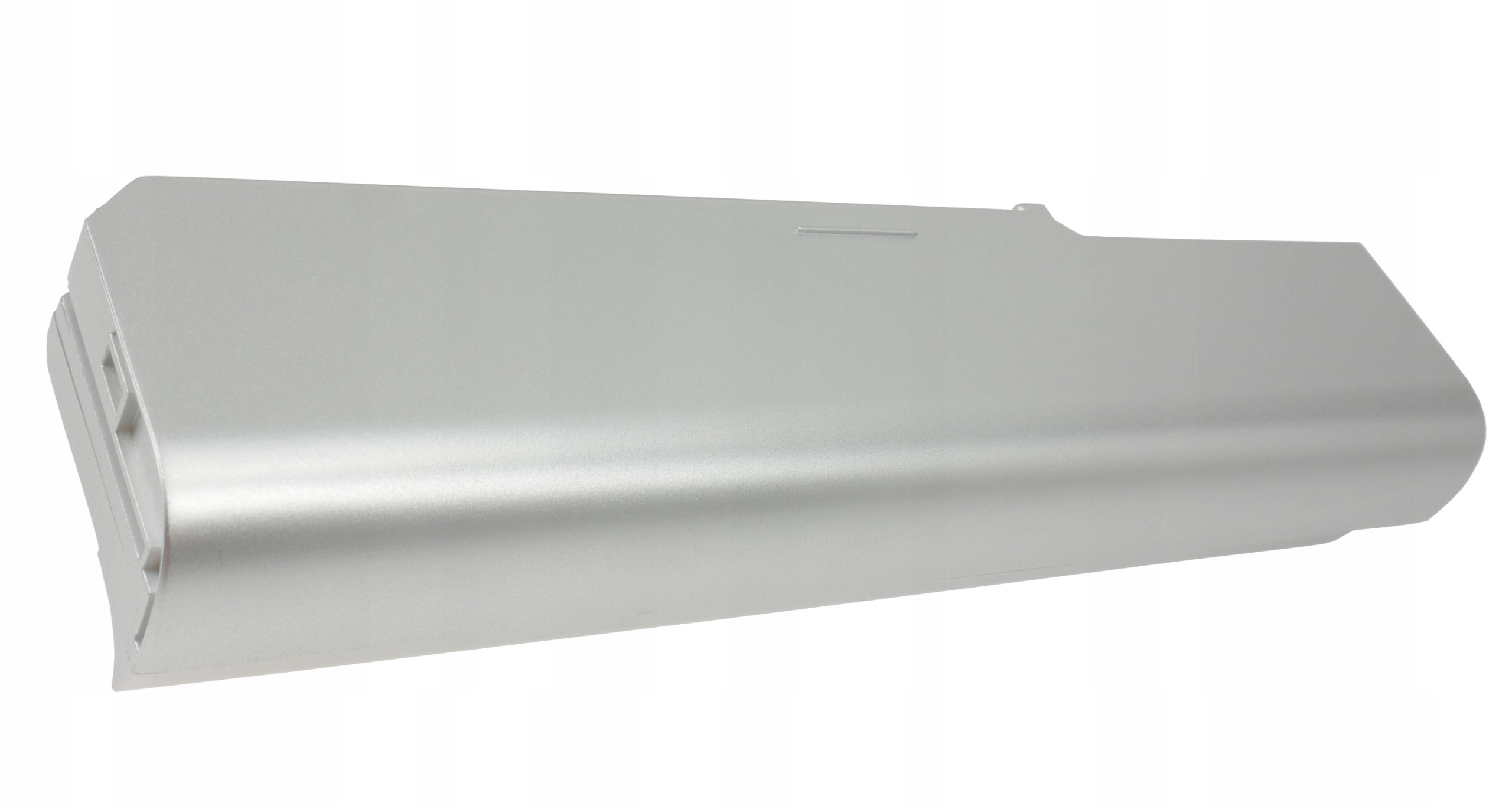 Srebrna bateria do laptopa z ukośnymi krawędziami na białym tle.