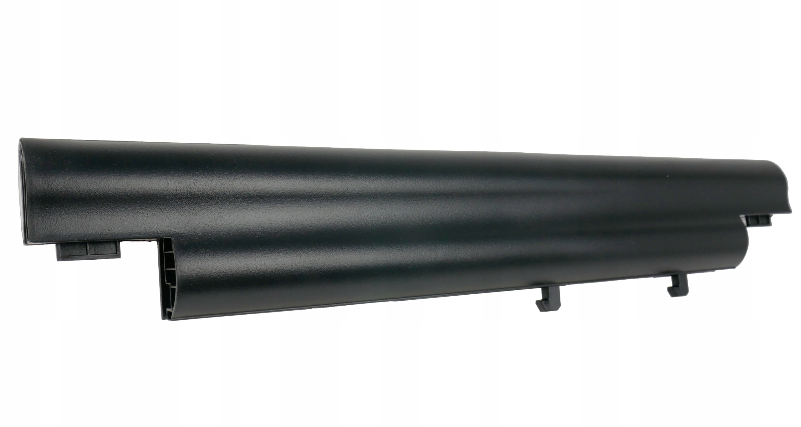 Czarna bateria do laptopa z klipsami i złączami na białym tle.