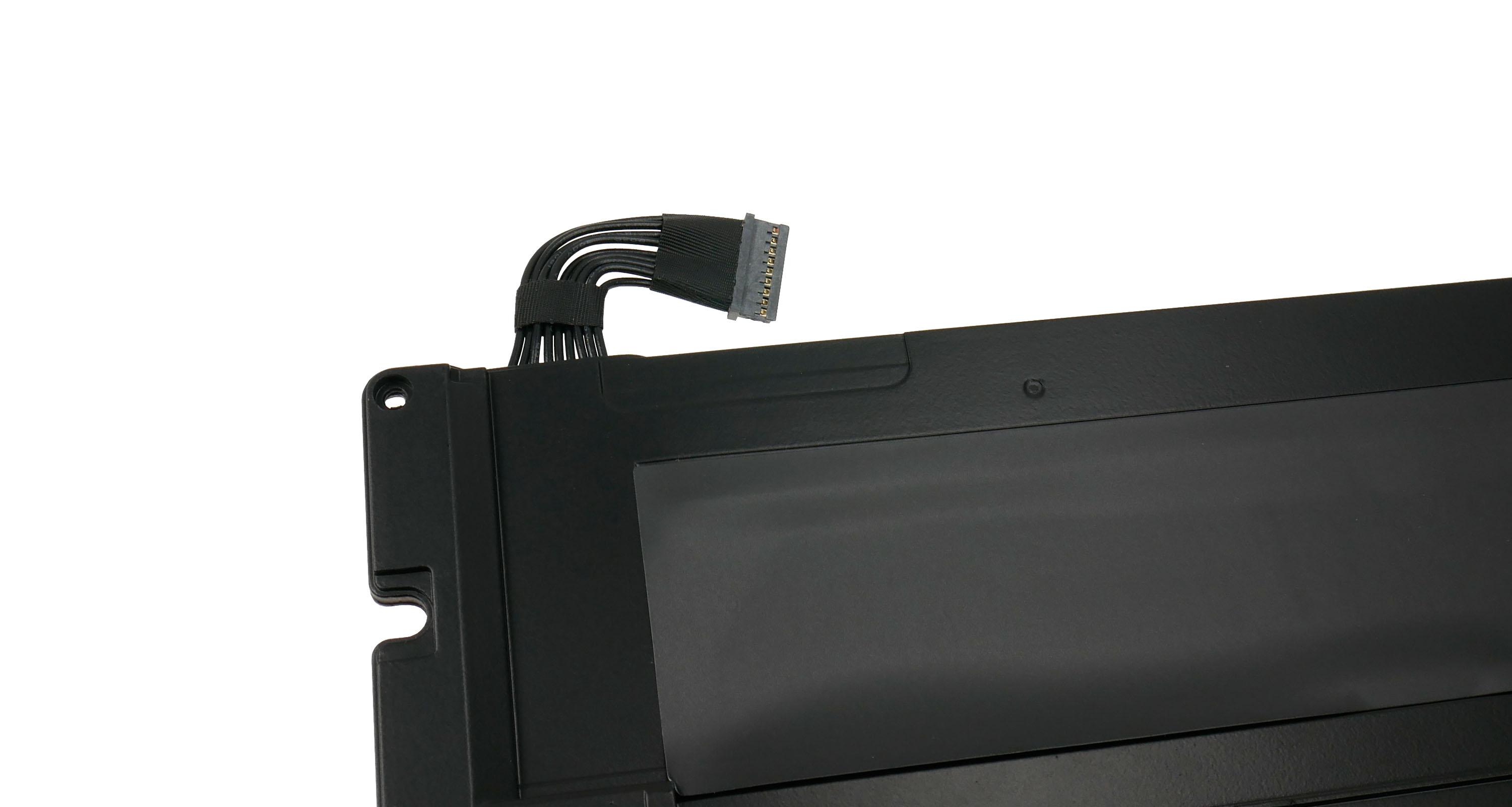 Czarna bateria laptopa ze złączem i taśmowym kablem.