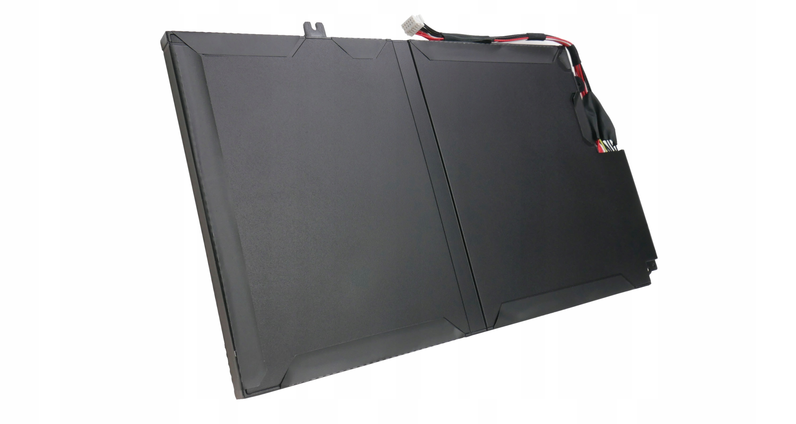 Płaski, czarny akumulator z przewodami i złączem.