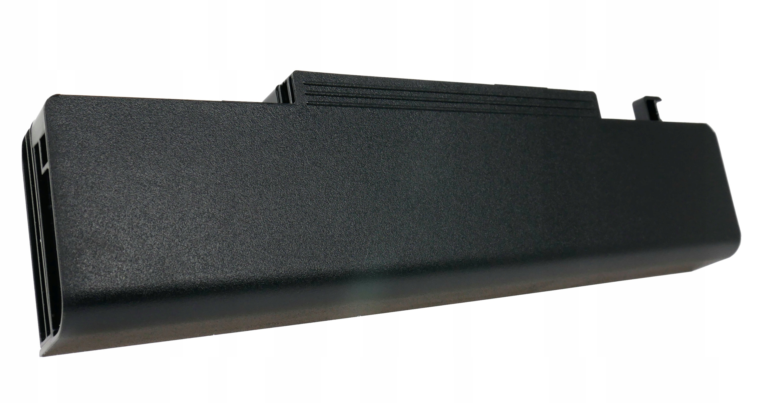 Czarna, teksturowana bateria do laptopa z otworami wentylacyjnymi i klipsem.