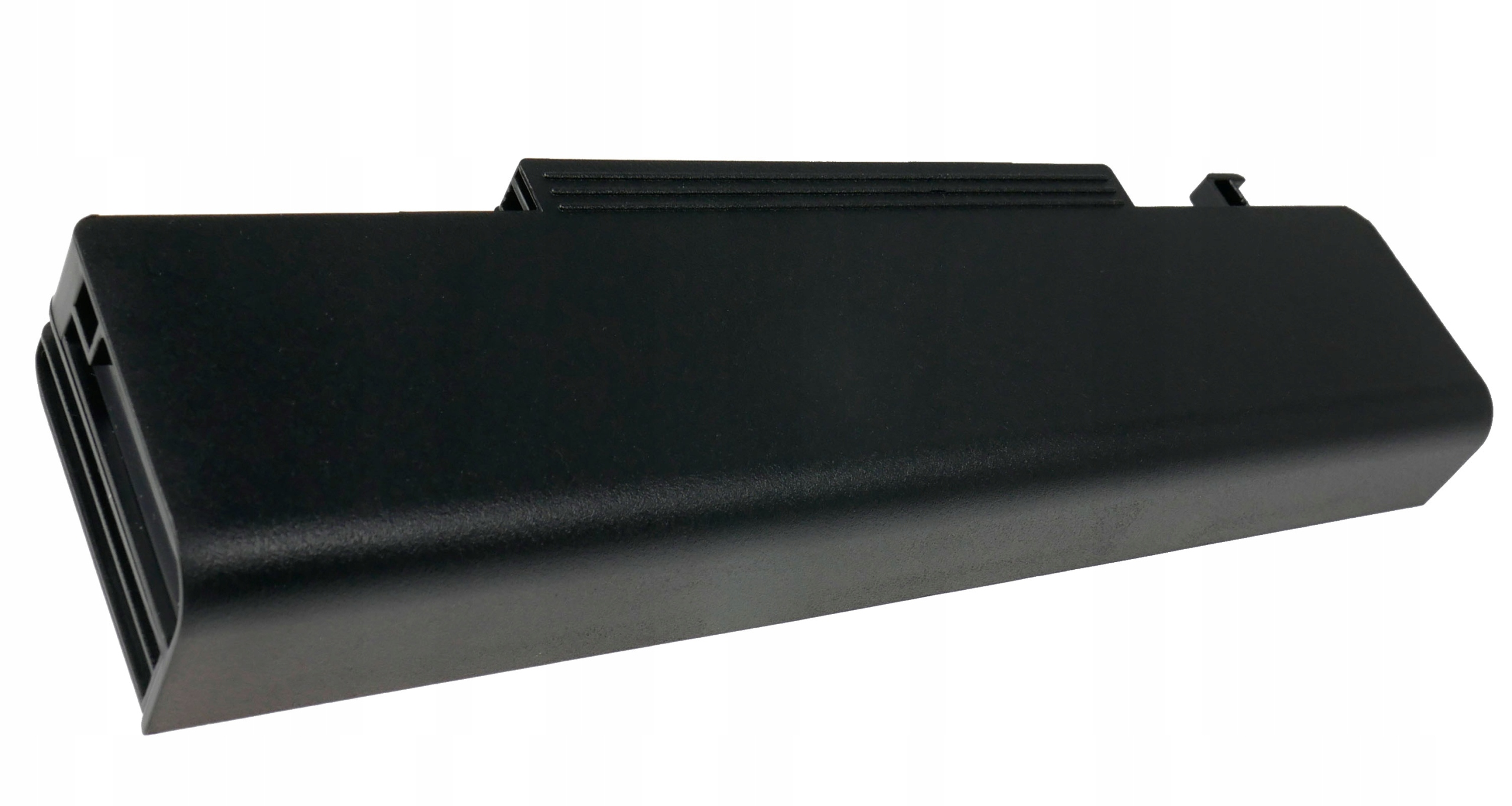 Czarny, prostokątny przedmiot z żebrowaniem na jednym końcu.