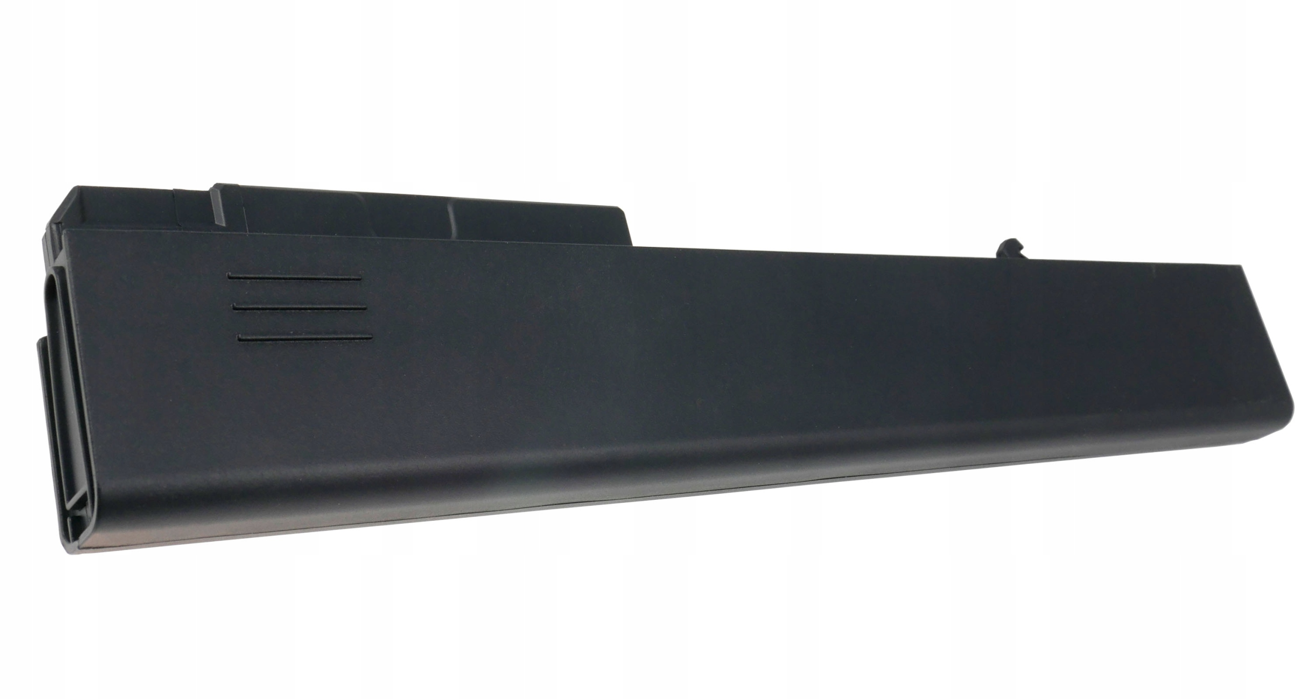 Czarna bateria do laptopa z trzema poziomymi liniami po lewej stronie.