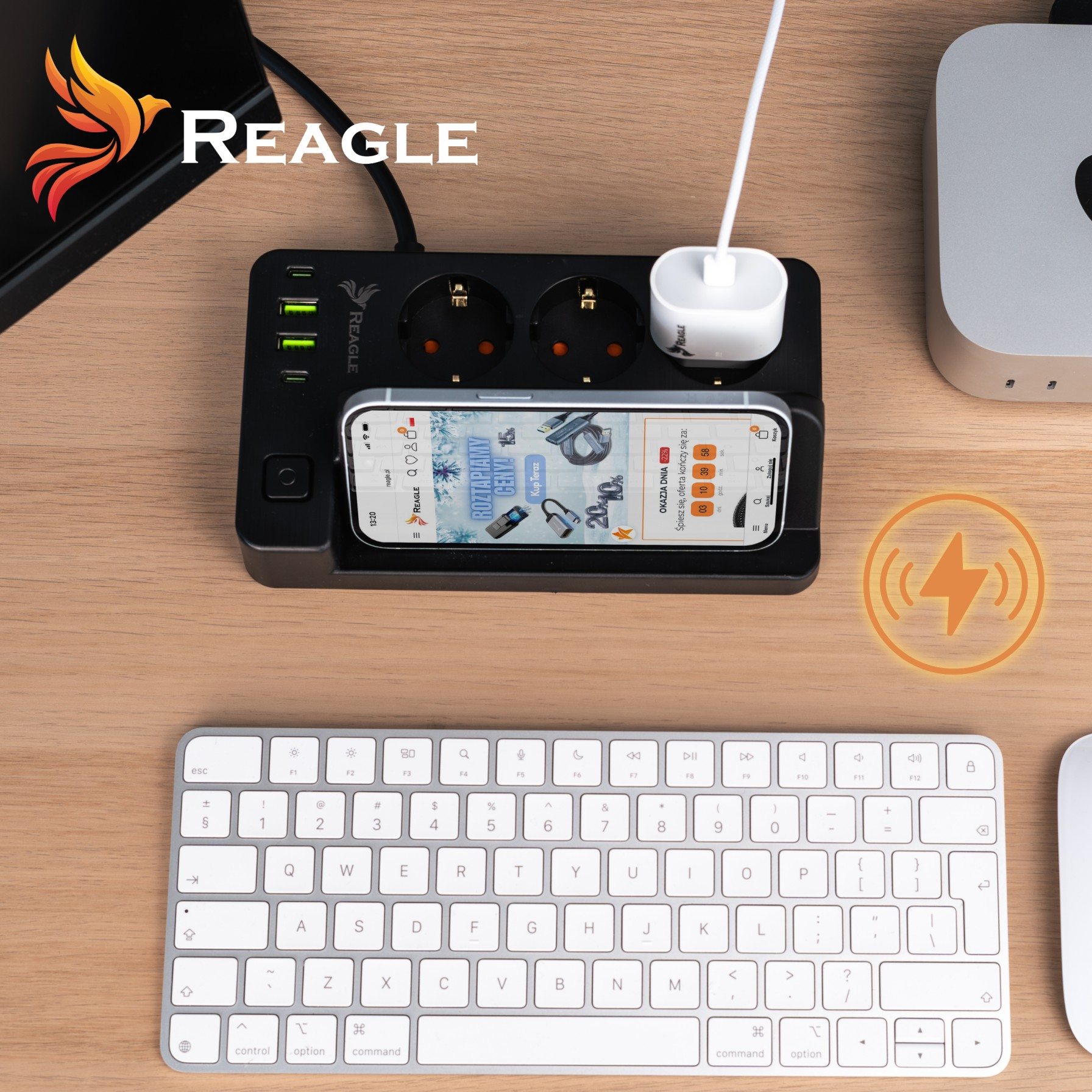 Czarna stacja ładująca REAGLE z gniazdkami, portami USB, telefonem i klawiaturą.