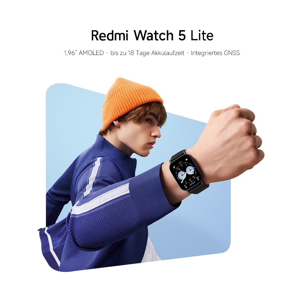 Mann mit orangefarbener Mütze und blauer Jacke trägt eine Redmi Watch 5 Lite mit schwarzem Band.