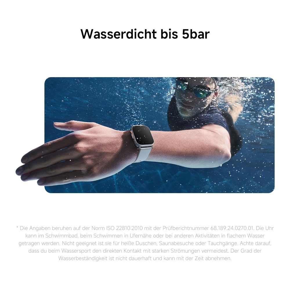 Mann schwimmt mit Uhr am Handgelenk, wasserdicht bis 5bar.