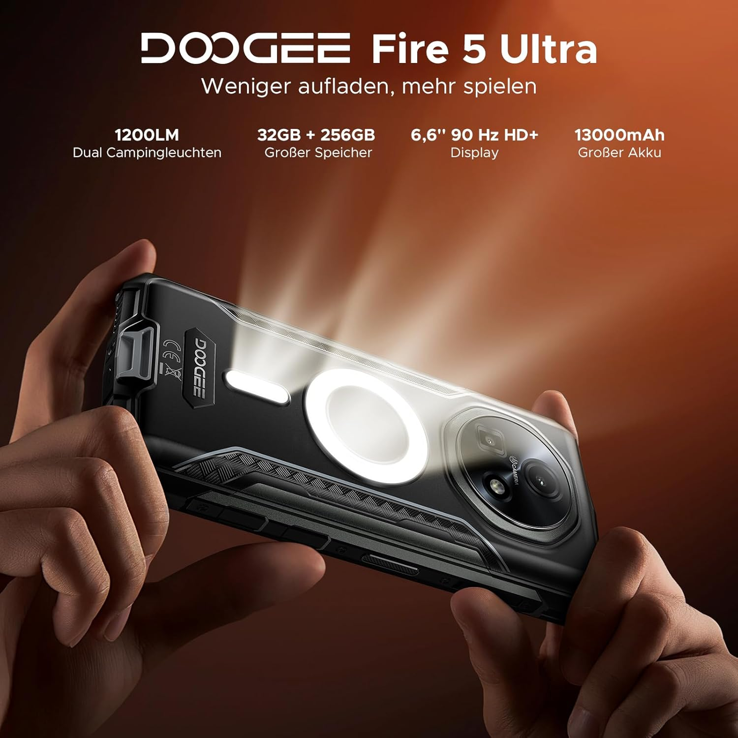 Doogee Fire 5 Ultra Smartphone mit heller Lampe, gehalten von Händen.