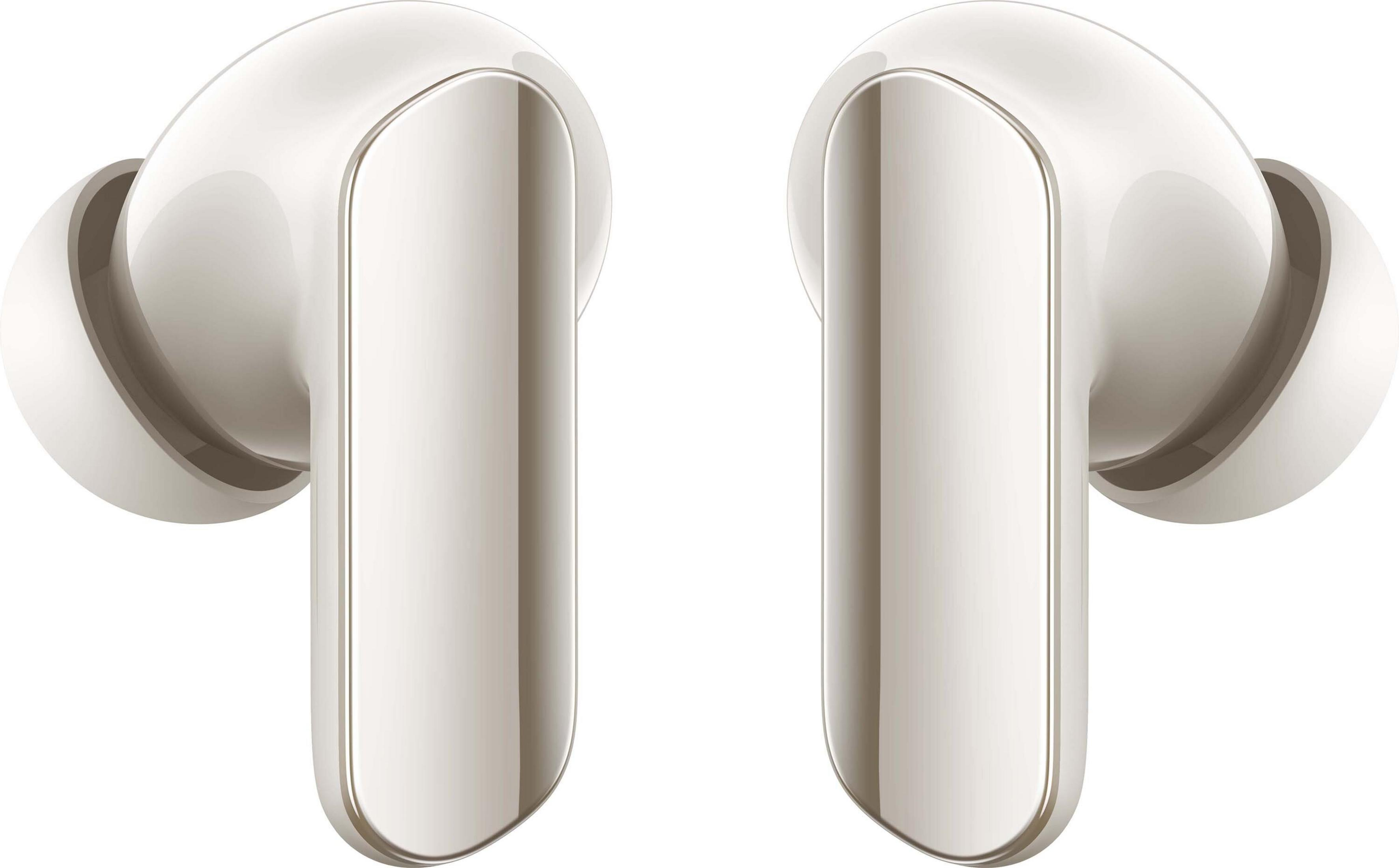 Due auricolari wireless bianchi uno accanto all'altro su sfondo bianco.